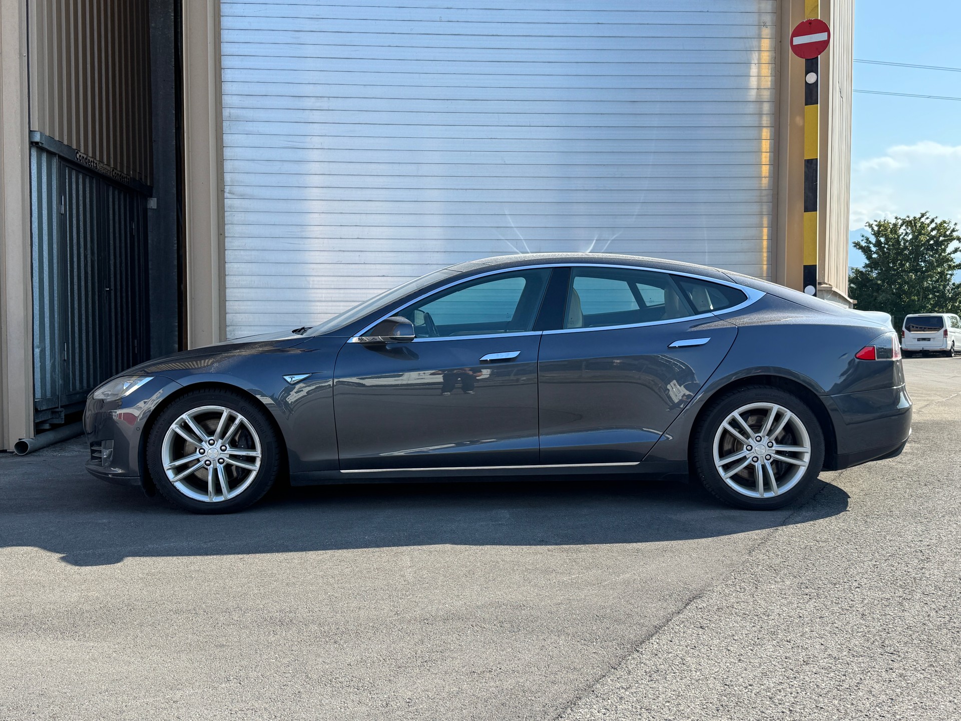 TESLA Model S 85 D-showroom-element-2