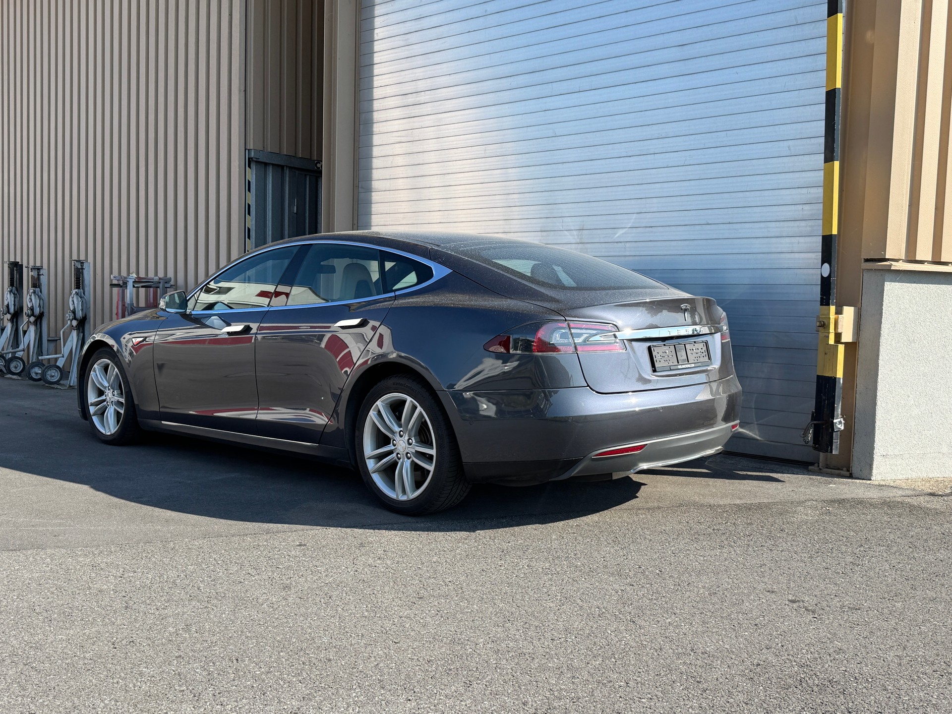 TESLA Model S 85 D-showroom-element-3