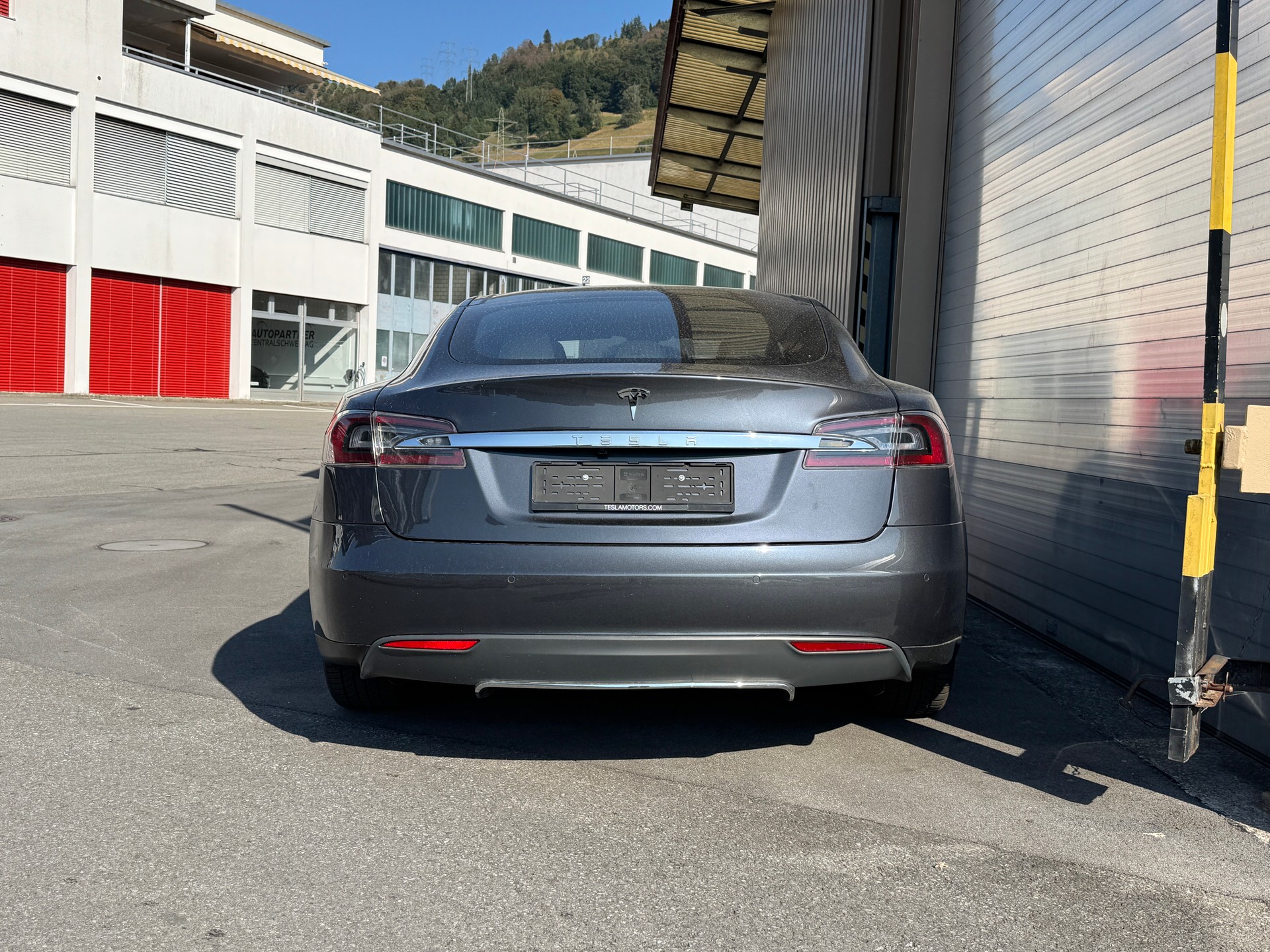 TESLA Model S 85 D-image-4