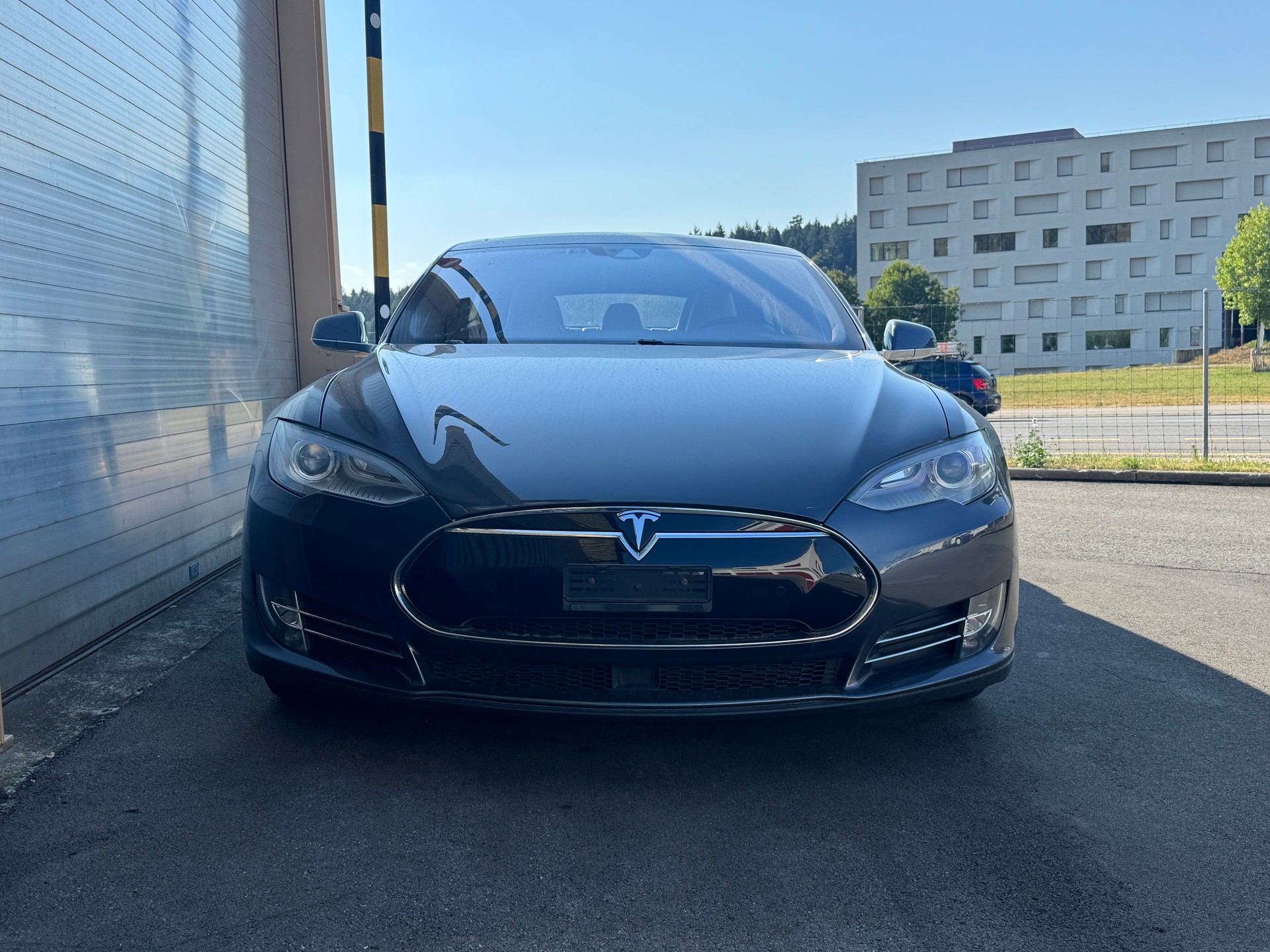 TESLA Model S 85 D-showroom-element-1