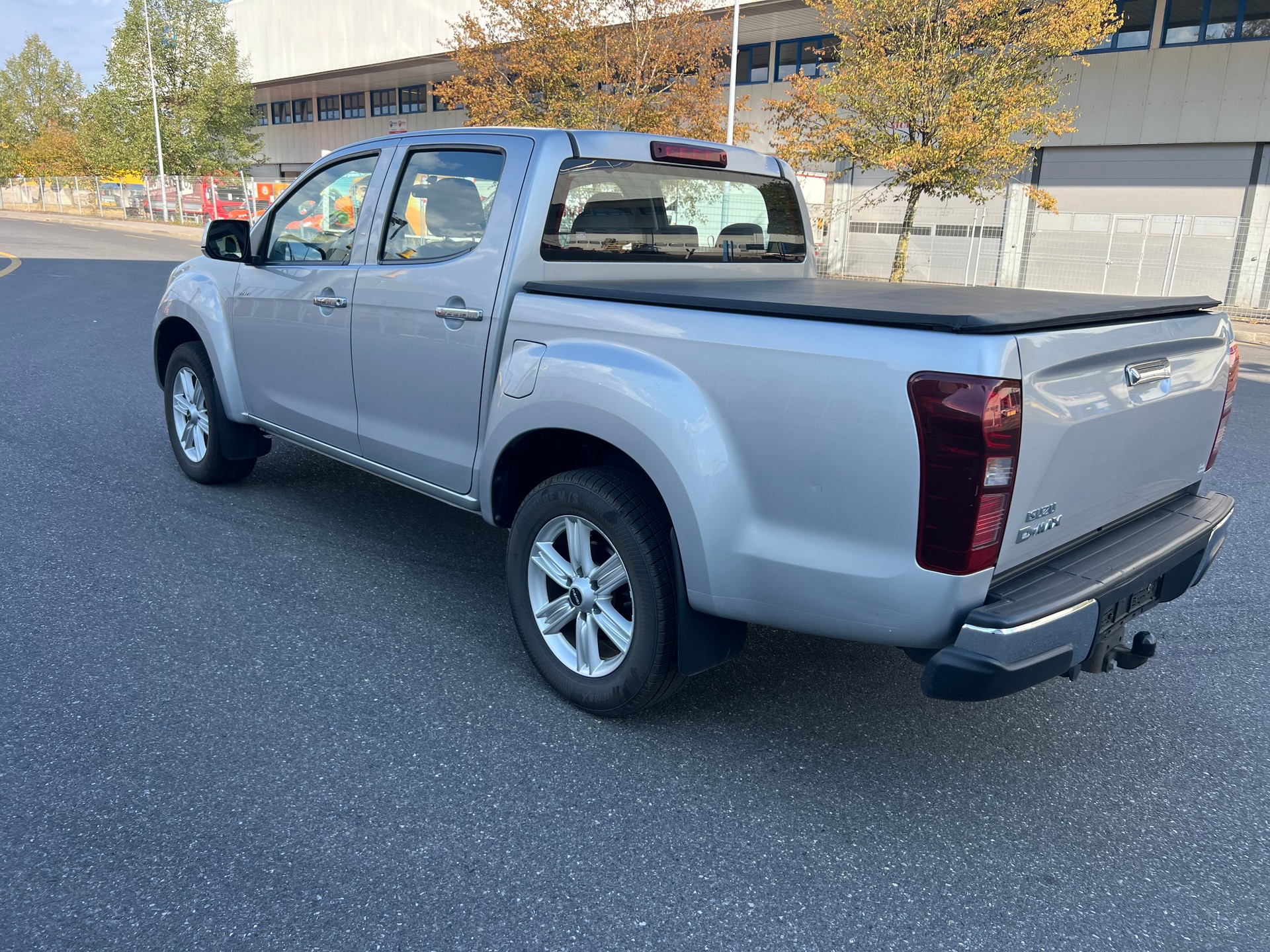 ISUZU D-MAX 1.9 Crew Cab Solar Plus 4x4 A-image-3