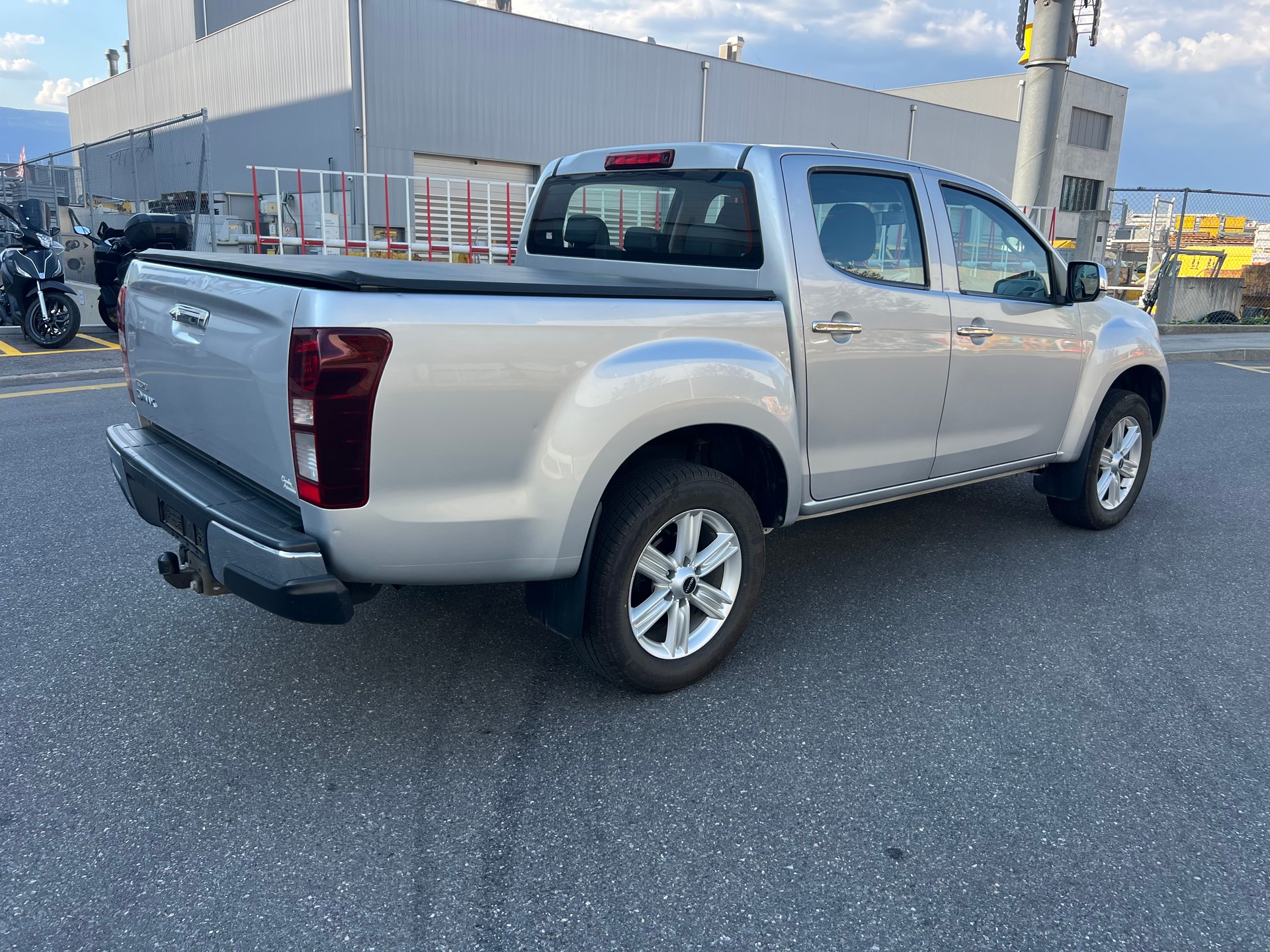 ISUZU D-MAX 1.9 Crew Cab Solar Plus 4x4 A-image-5