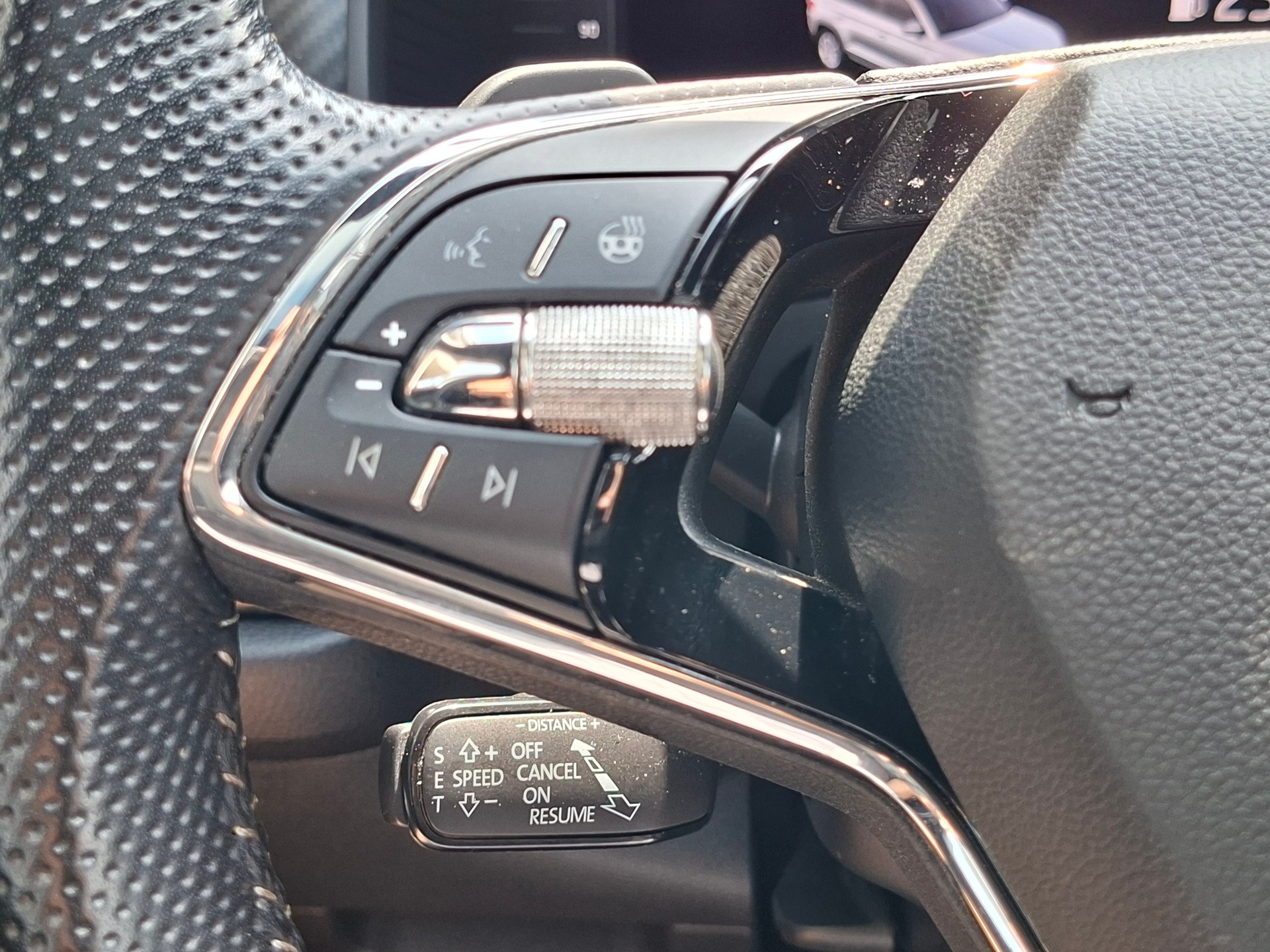 SKODA Kodiaq 2.0 TSI 4x4 Sport Line *8-fach bereift+AHK+Panodach*-image-11