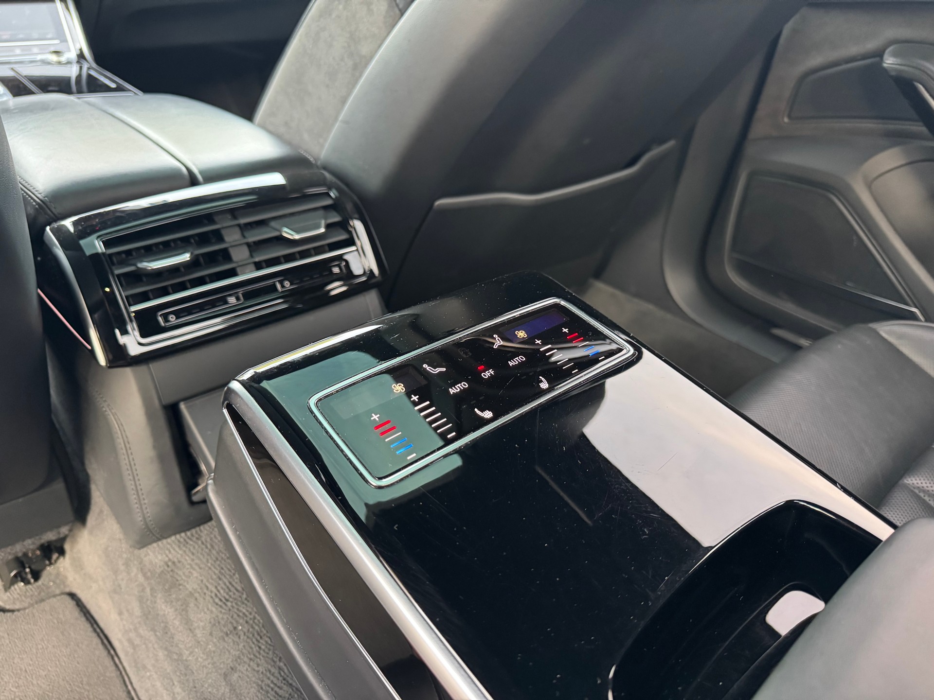 AUDI S8 TFSI quattro tiptronic-image-10