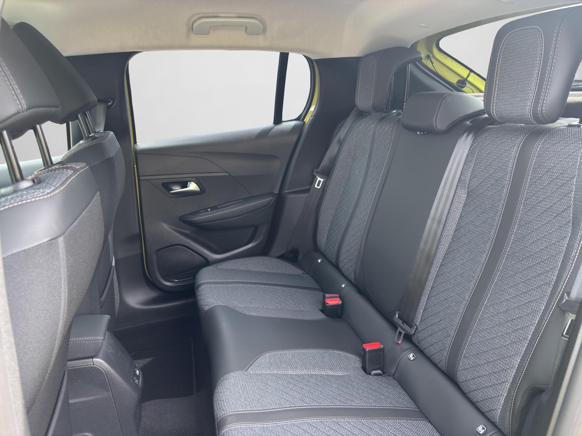 PEUGEOT 208 1.2 Hybrid Allure-image-11