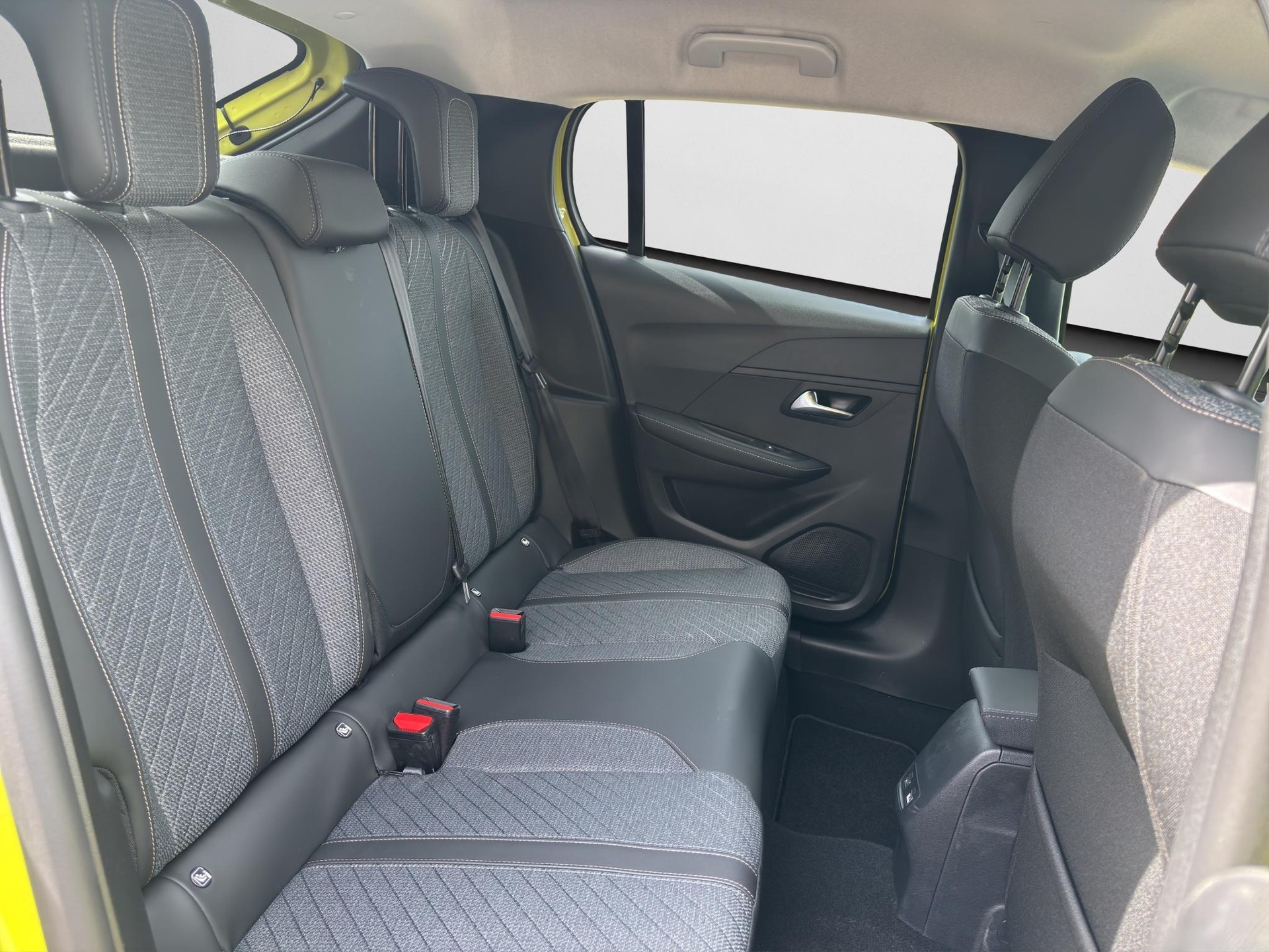PEUGEOT 208 1.2 Hybrid Allure-image-10