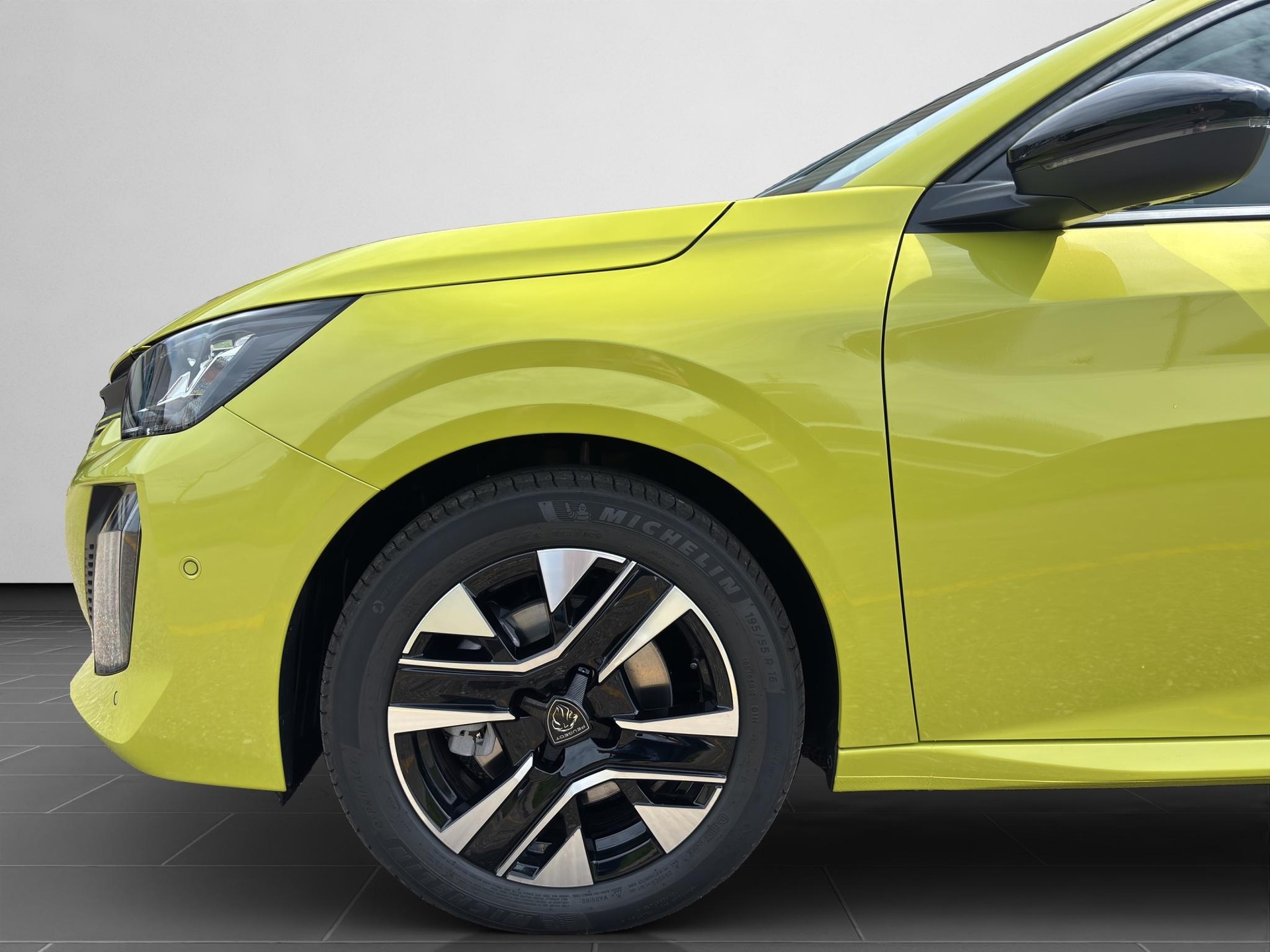 PEUGEOT 208 1.2 Hybrid Allure-image-17
