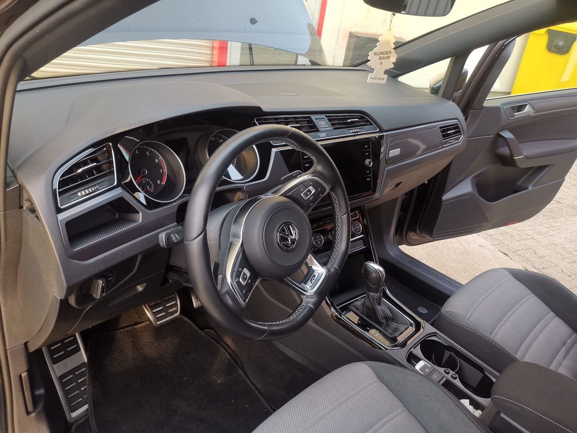 VW Touran 1.5 TSI EVO Highline DSG R-line ** 7-Sitzer ** Frisch ab MFK & Service ** Top-Ausstattung **-image-2