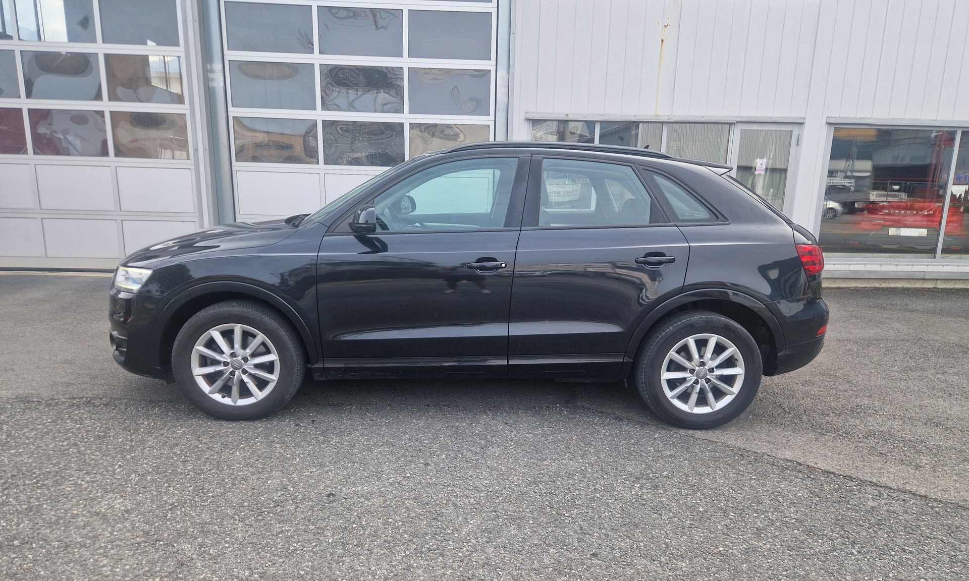 AUDI Q3 2.0 TFSI quattro S-tronic-showroom-element-3