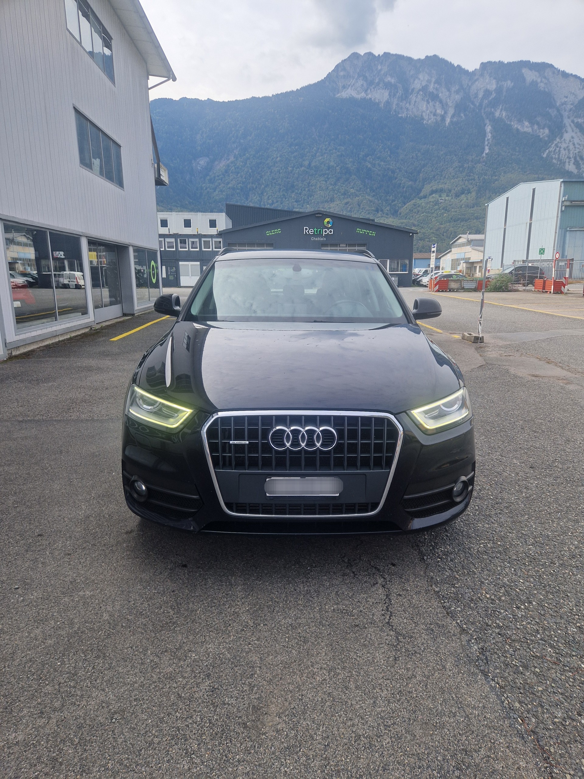 AUDI Q3 2.0 TFSI quattro S-tronic-showroom-element-1