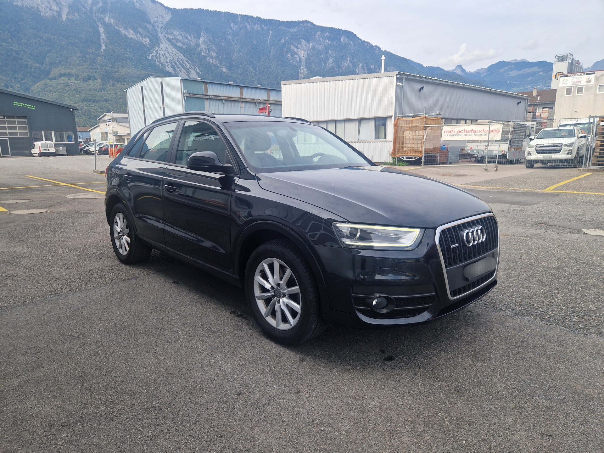 AUDI Q3 2.0 TFSI quattro S-tronic-showroom-element-2