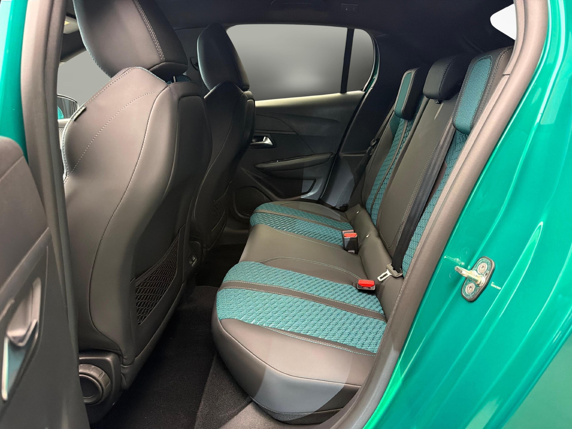 PEUGEOT 208 1.2 Hybrid Envy-image-10