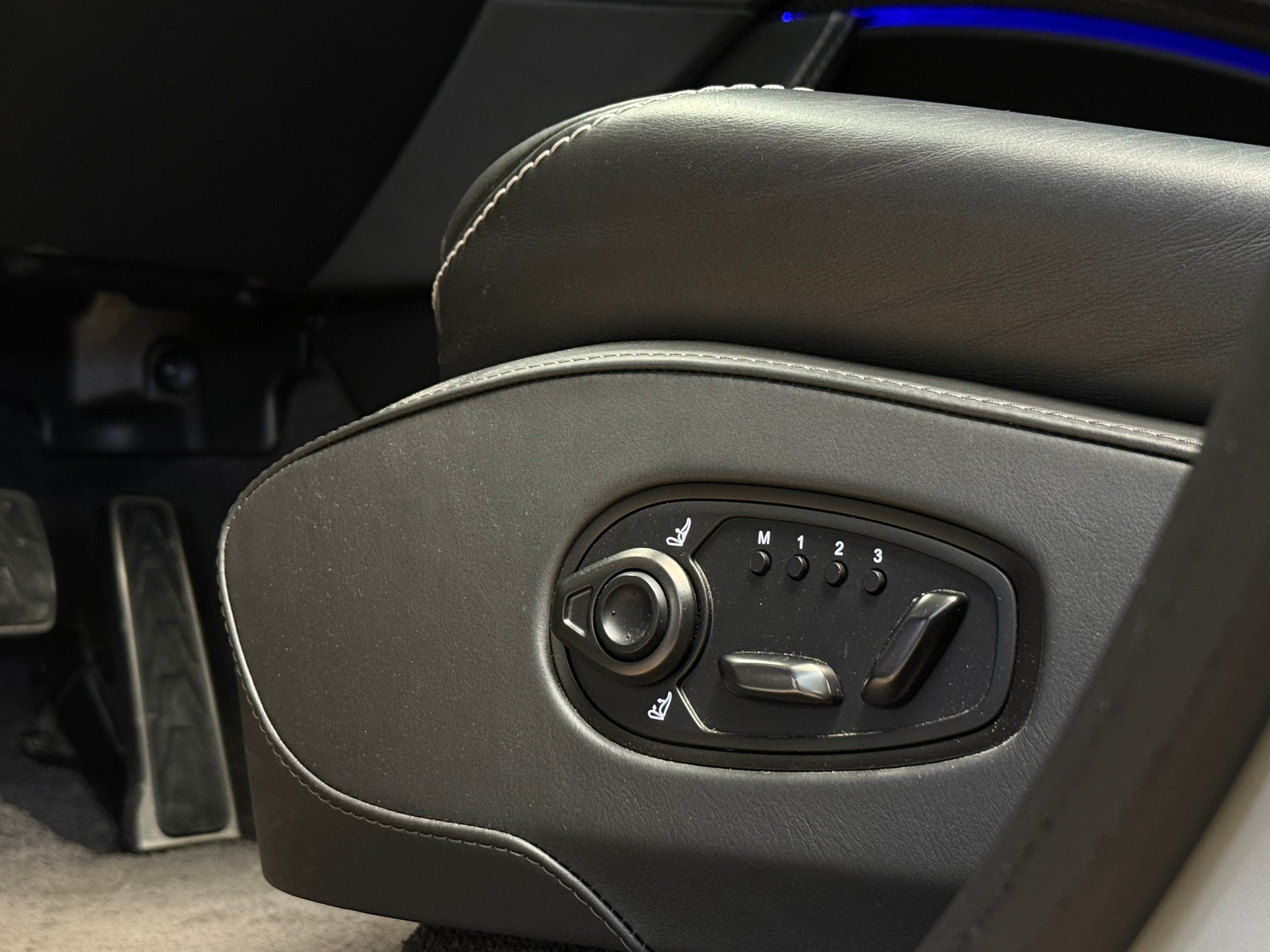 ASTON MARTIN DBX 4.0 707 V8-image-14