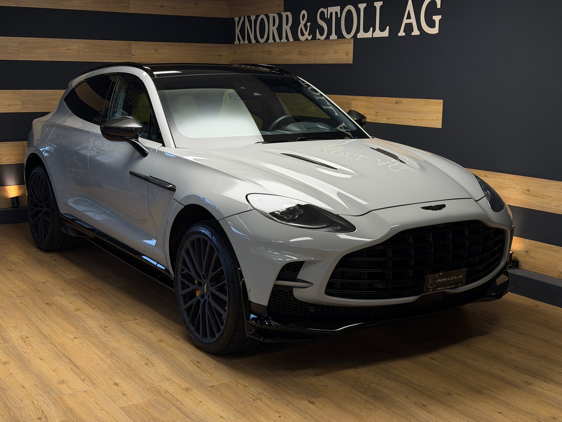 ASTON MARTIN DBX 4.0 707 V8-showroom-element-3