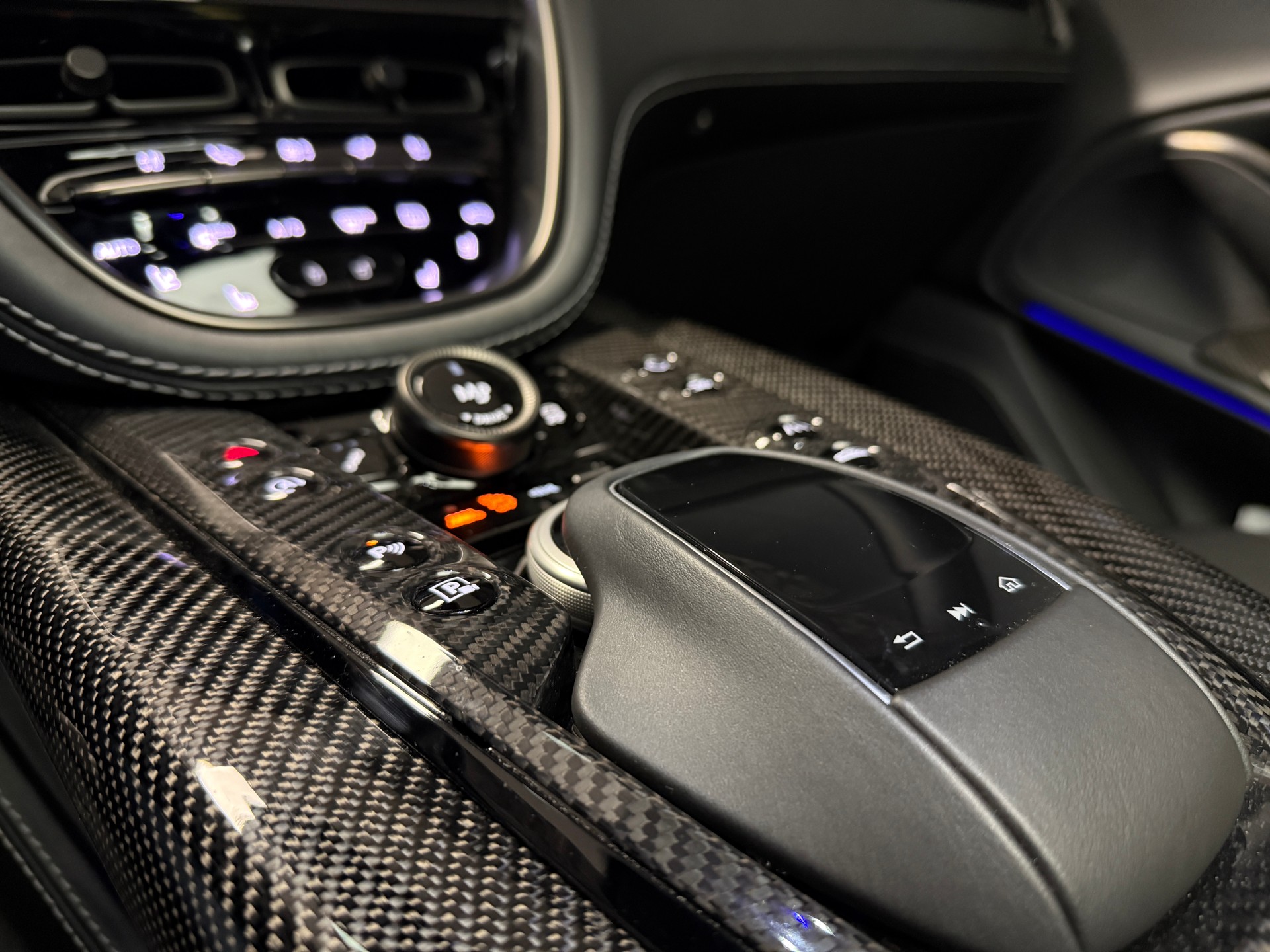 ASTON MARTIN DBX 4.0 707 V8-image-12