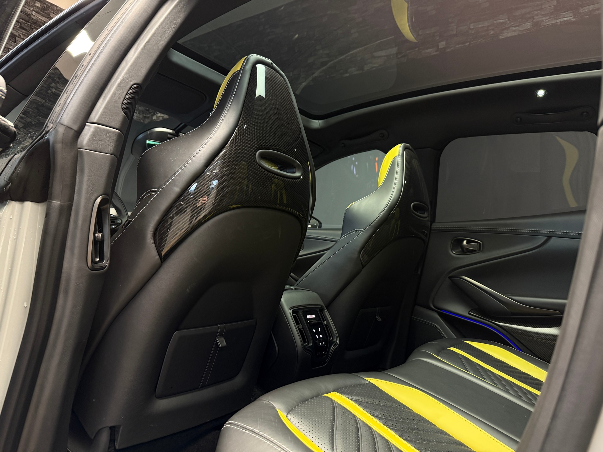 ASTON MARTIN DBX 4.0 707 V8-image-6