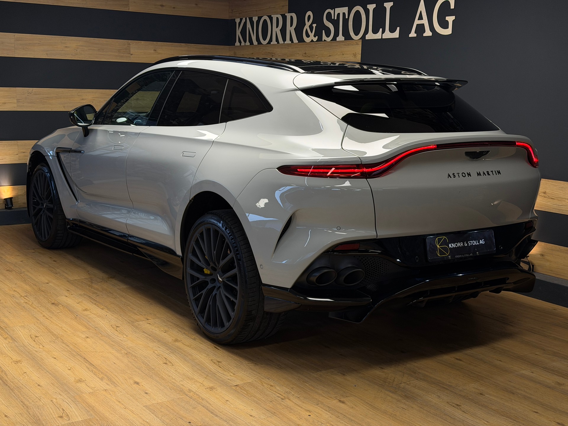 ASTON MARTIN DBX 4.0 707 V8-image-17