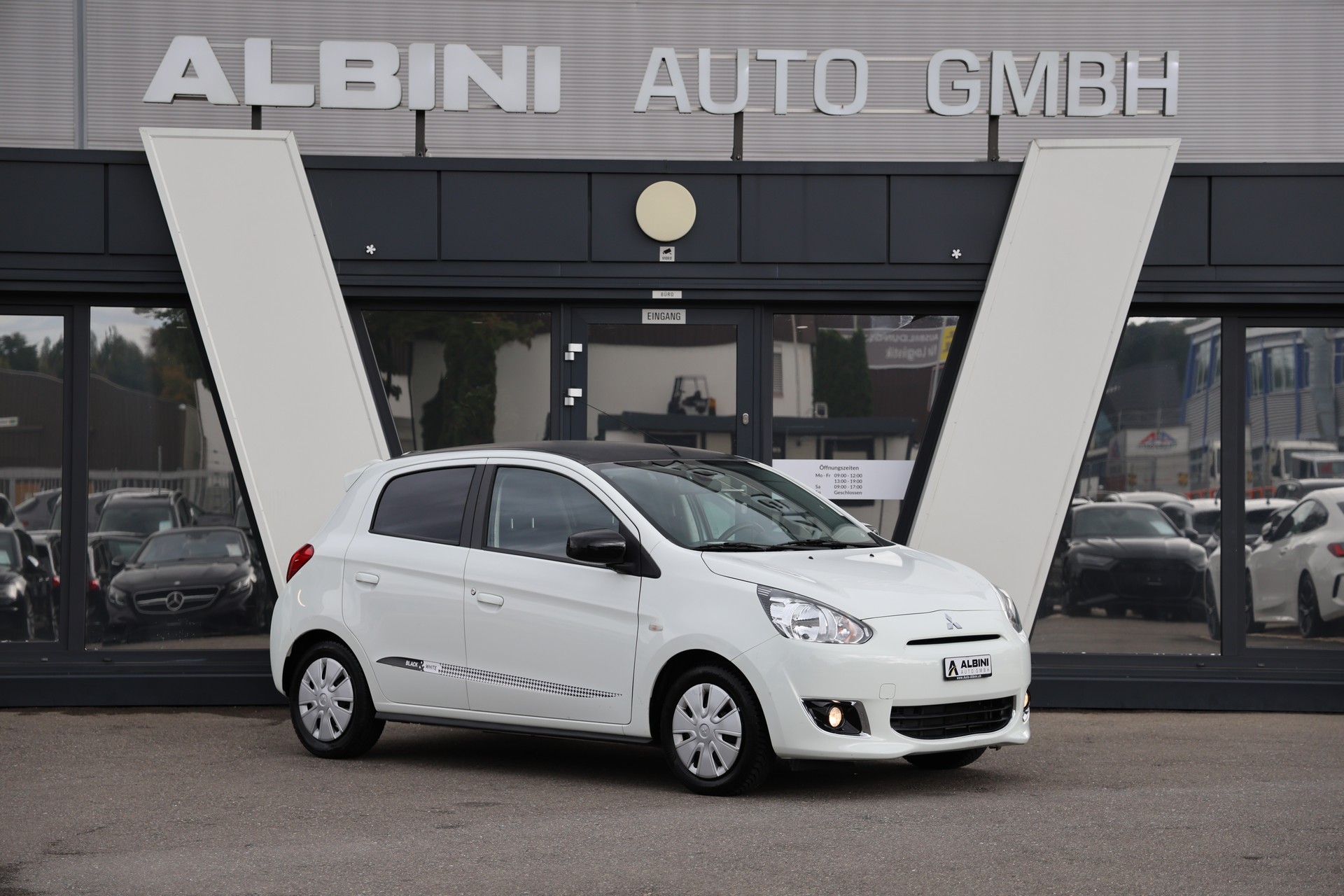 MITSUBISHI Space Star 1.2 Black&White-showroom-element-1