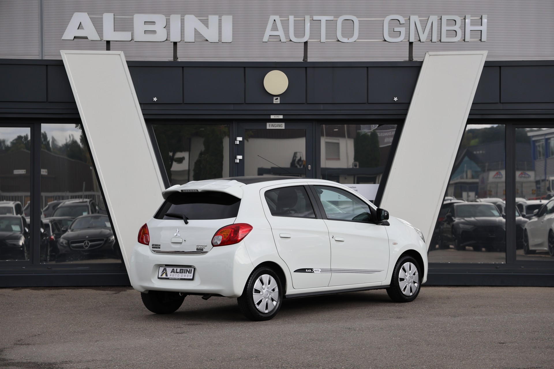 MITSUBISHI Space Star 1.2 Black&White-showroom-element-2