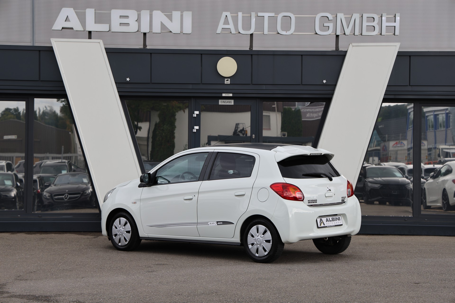 MITSUBISHI Space Star 1.2 Black&White-showroom-element-3