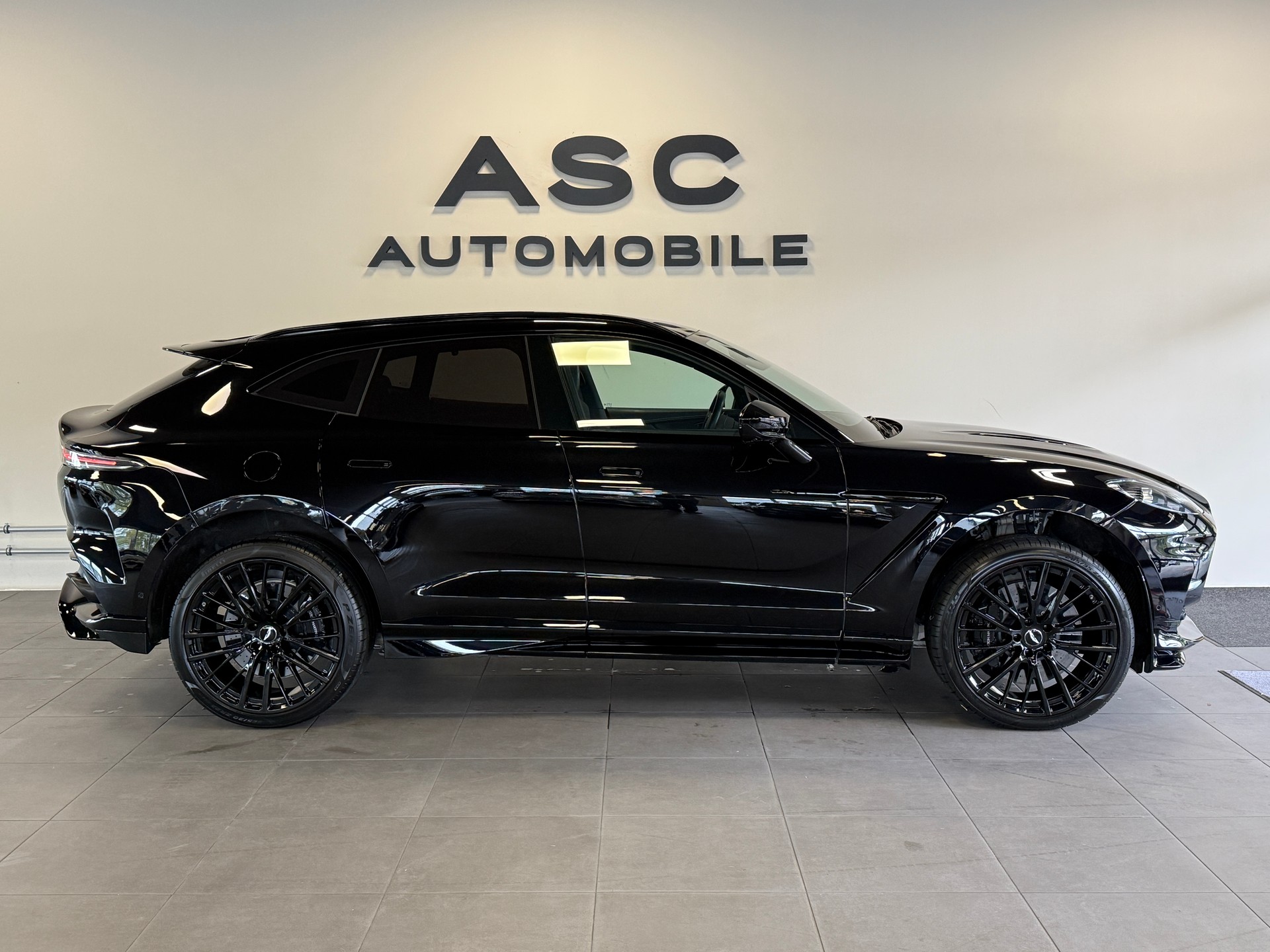 ASTON MARTIN DBX 707-showroom-element-1