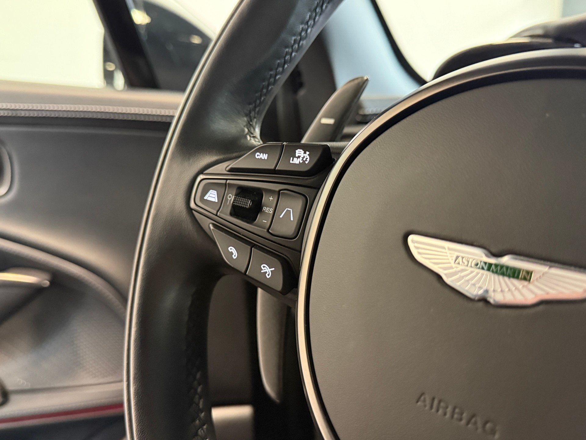 ASTON MARTIN DBX 707-image-7