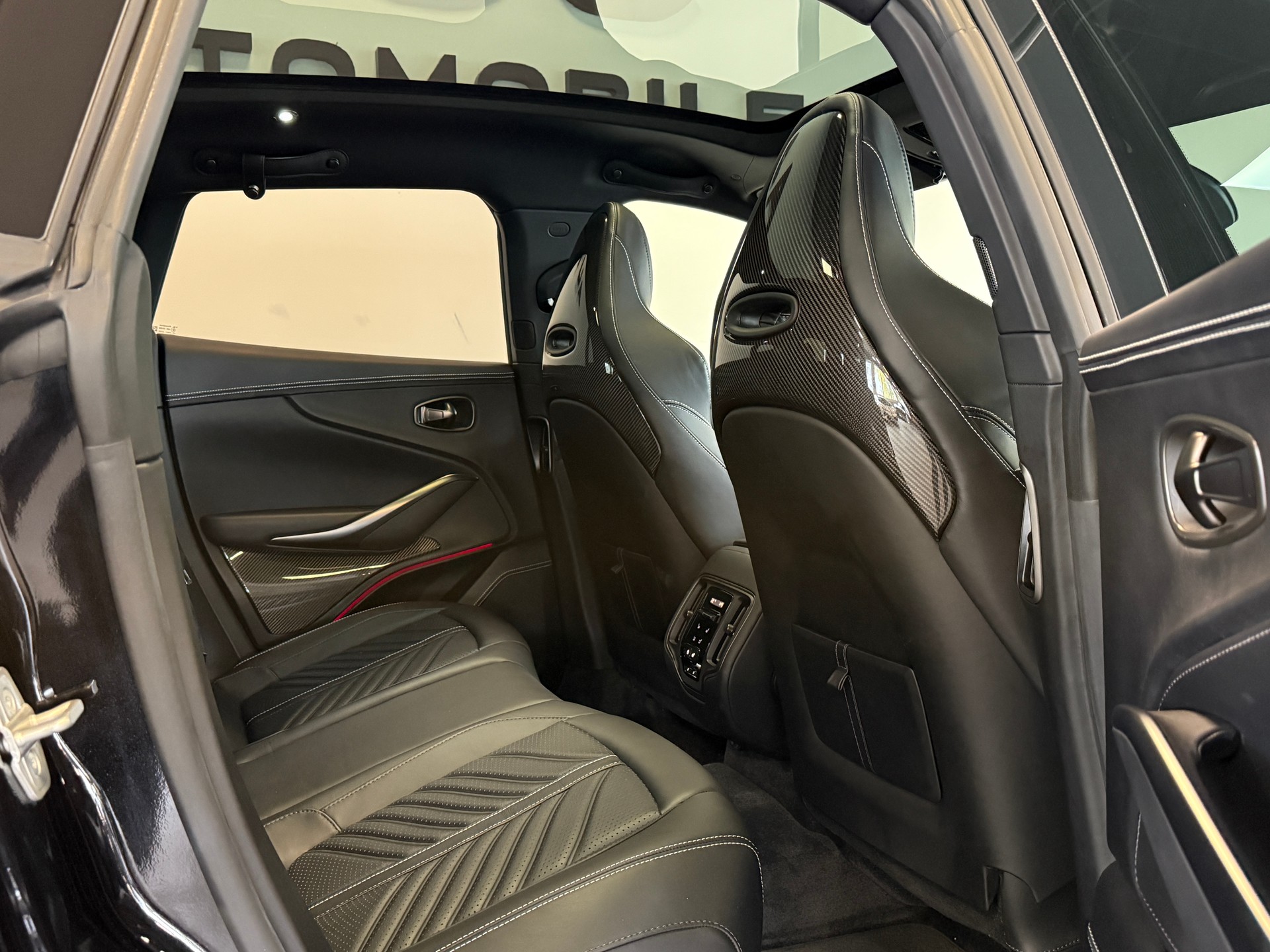 ASTON MARTIN DBX 707-image-11
