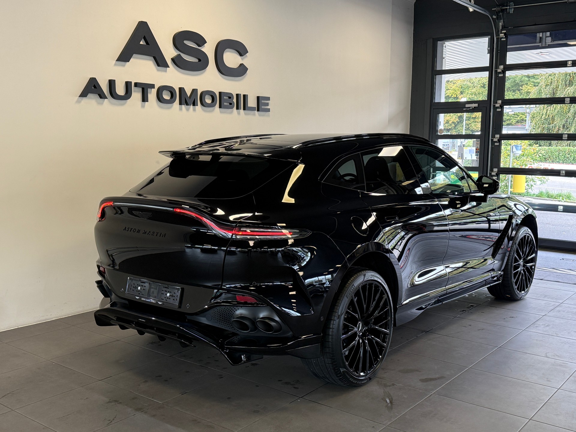 ASTON MARTIN DBX 707-showroom-element-2