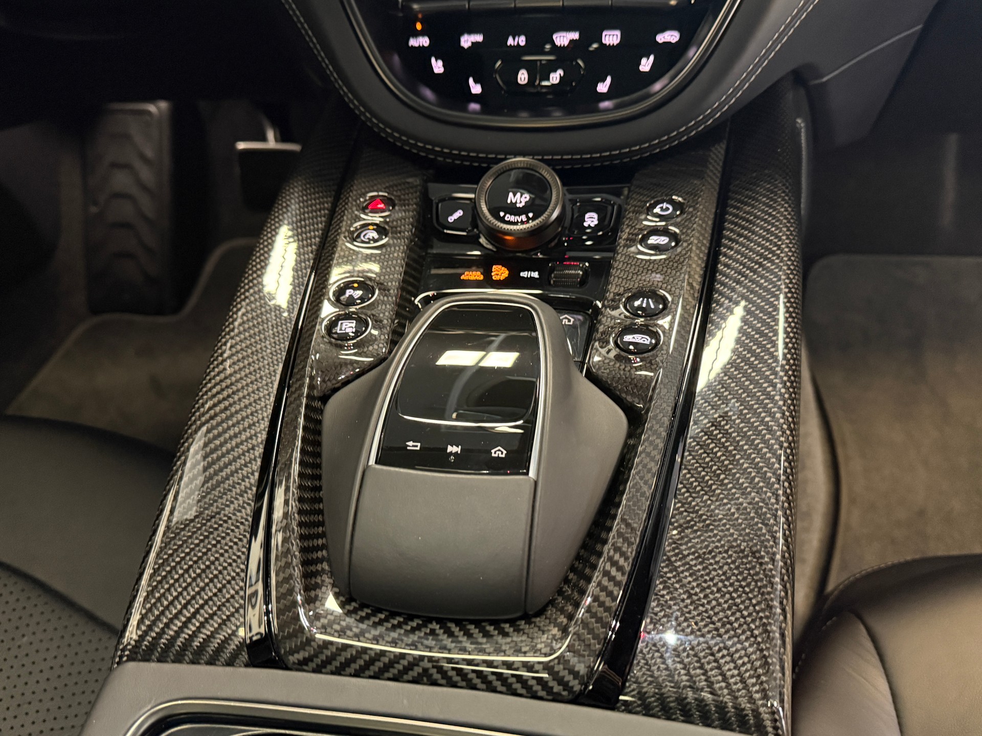 ASTON MARTIN DBX 707-image-10