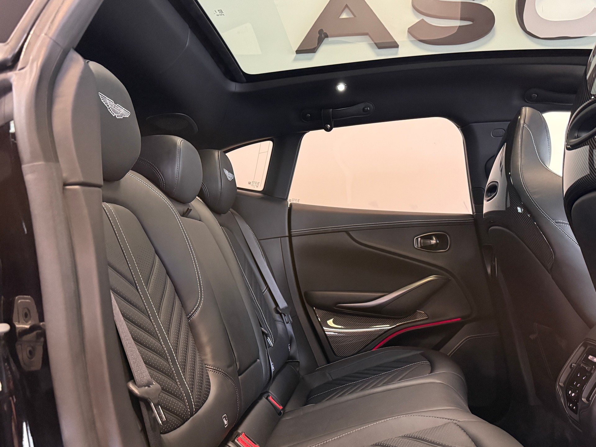 ASTON MARTIN DBX 707-image-12