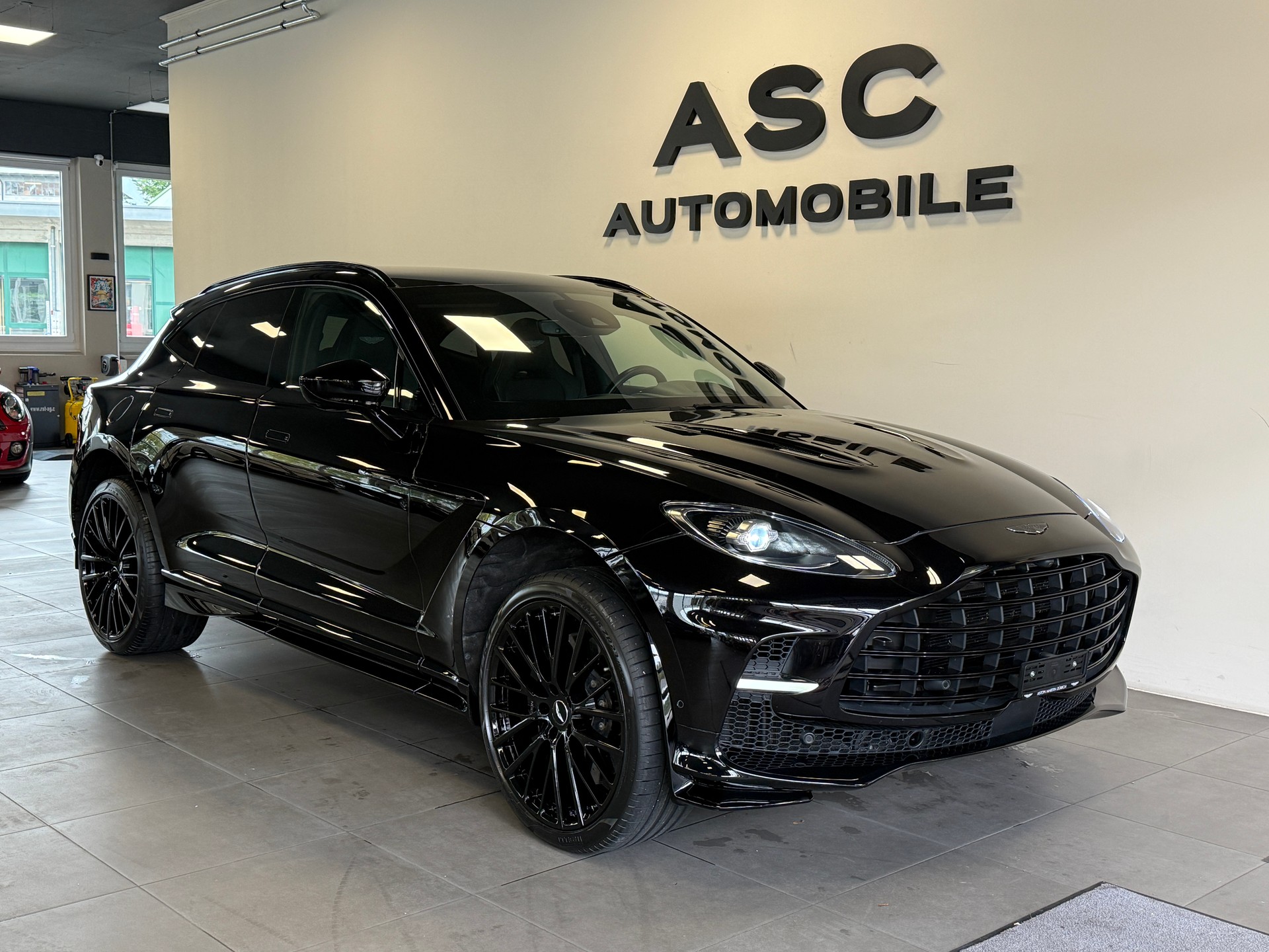 ASTON MARTIN DBX 707