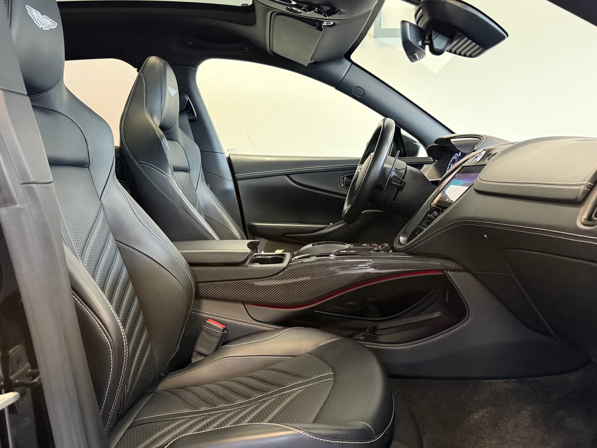 ASTON MARTIN DBX 707-image-9