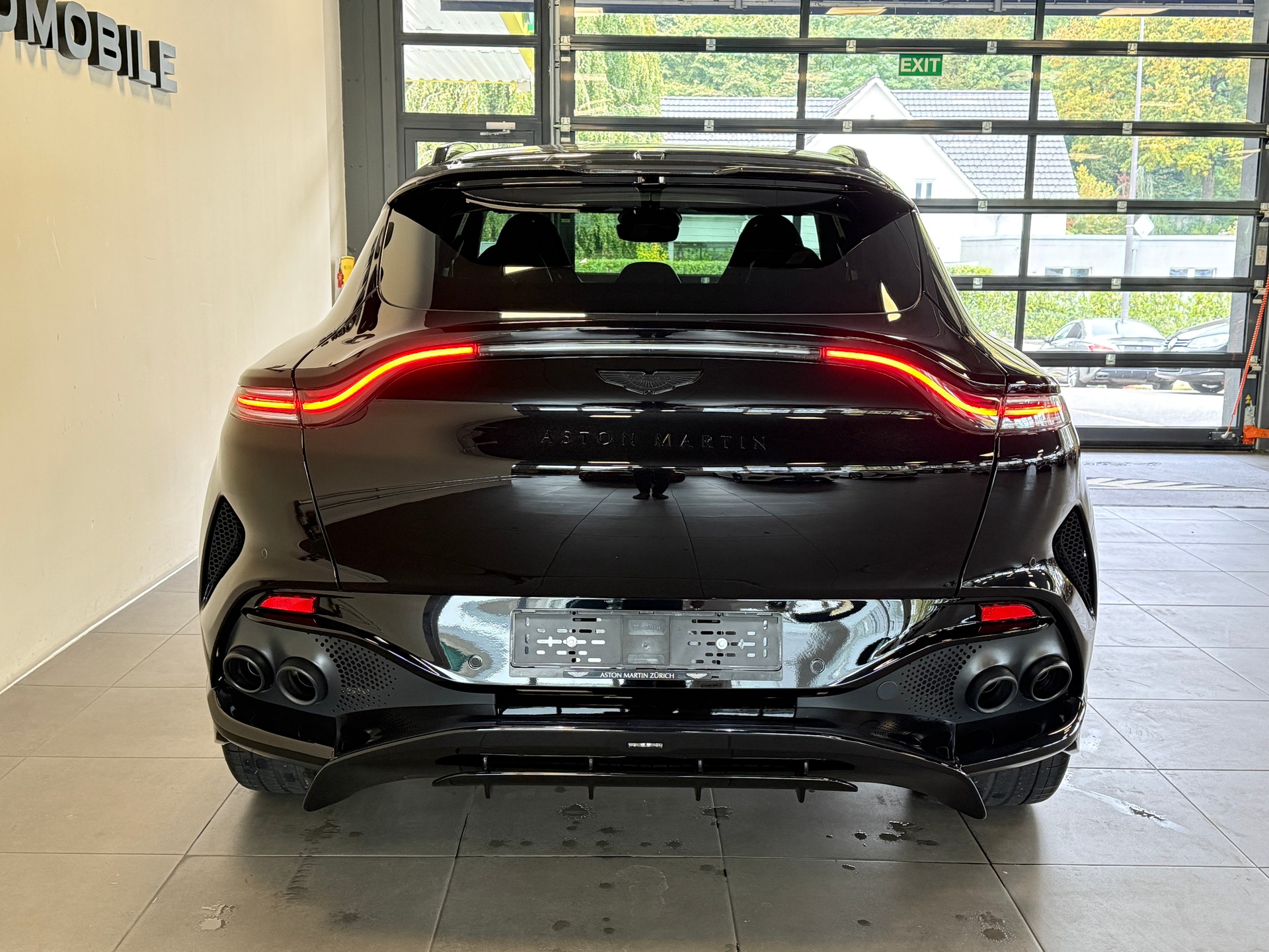 ASTON MARTIN DBX 707-showroom-element-3