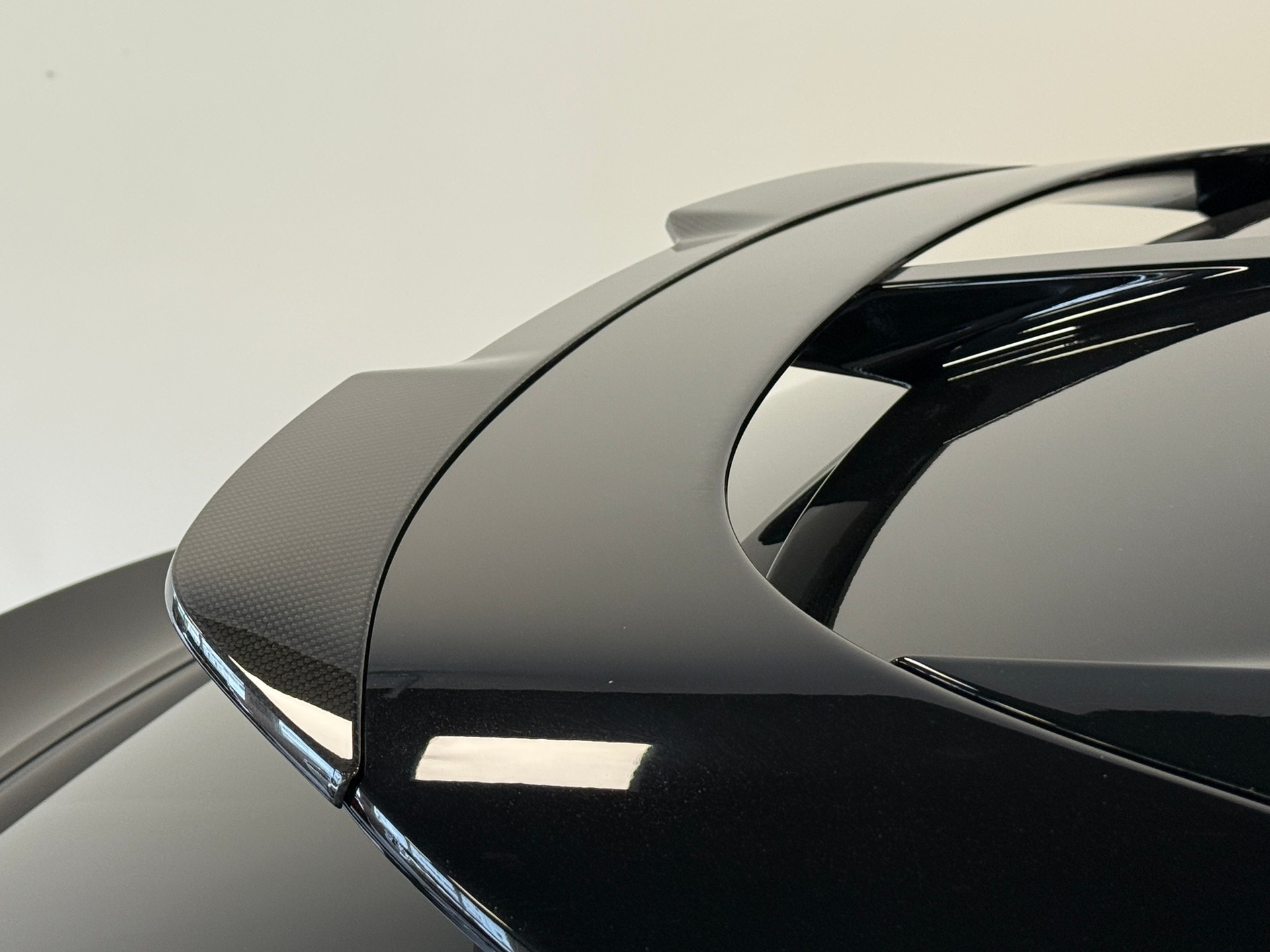 ASTON MARTIN DBX 707-image-14