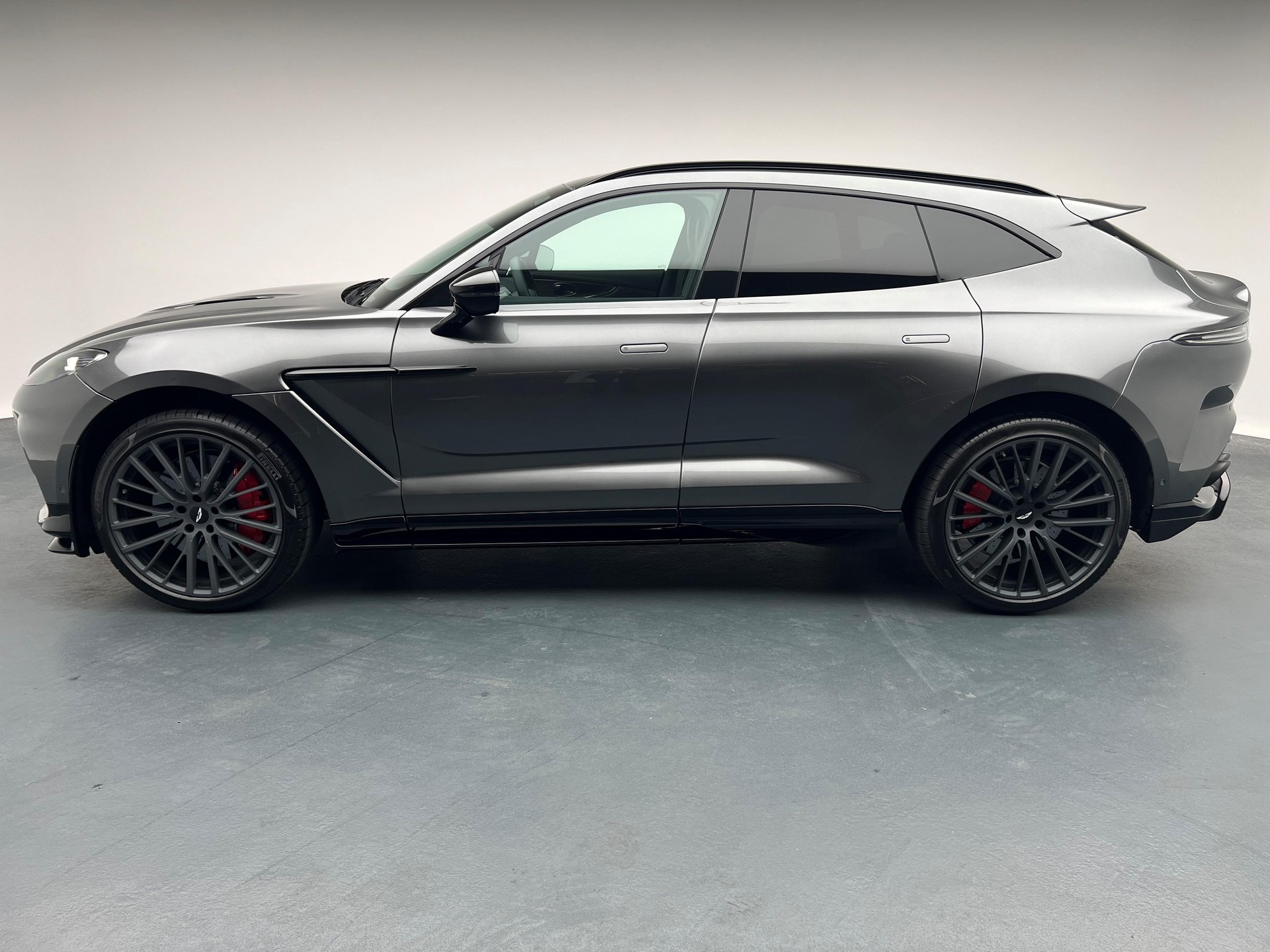 ASTON MARTIN New MY25 DBX 707 4.0 V8 Bi-Turbo-showroom-element-1