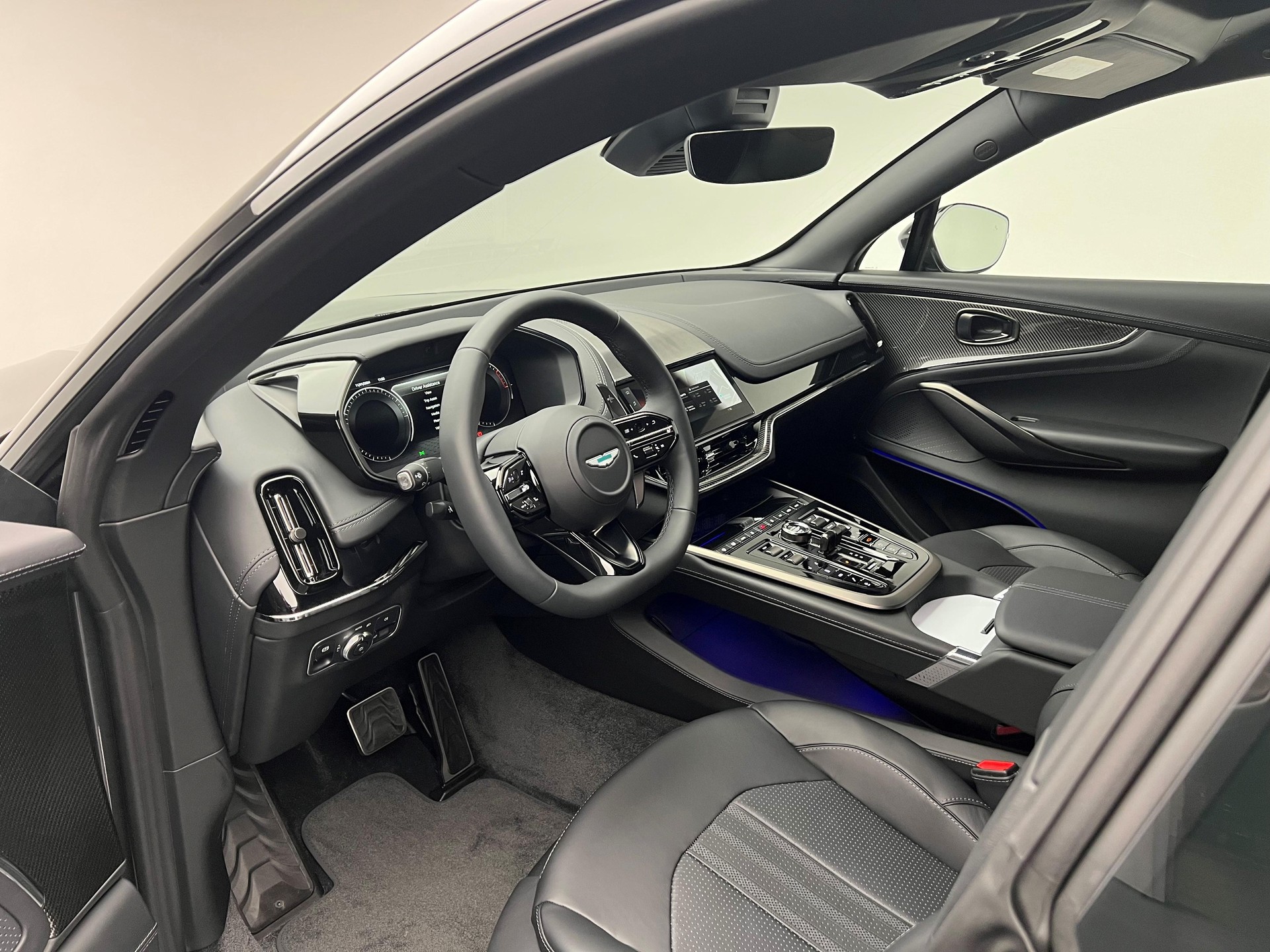 ASTON MARTIN New MY25 DBX 707 4.0 V8 Bi-Turbo-showroom-element-3