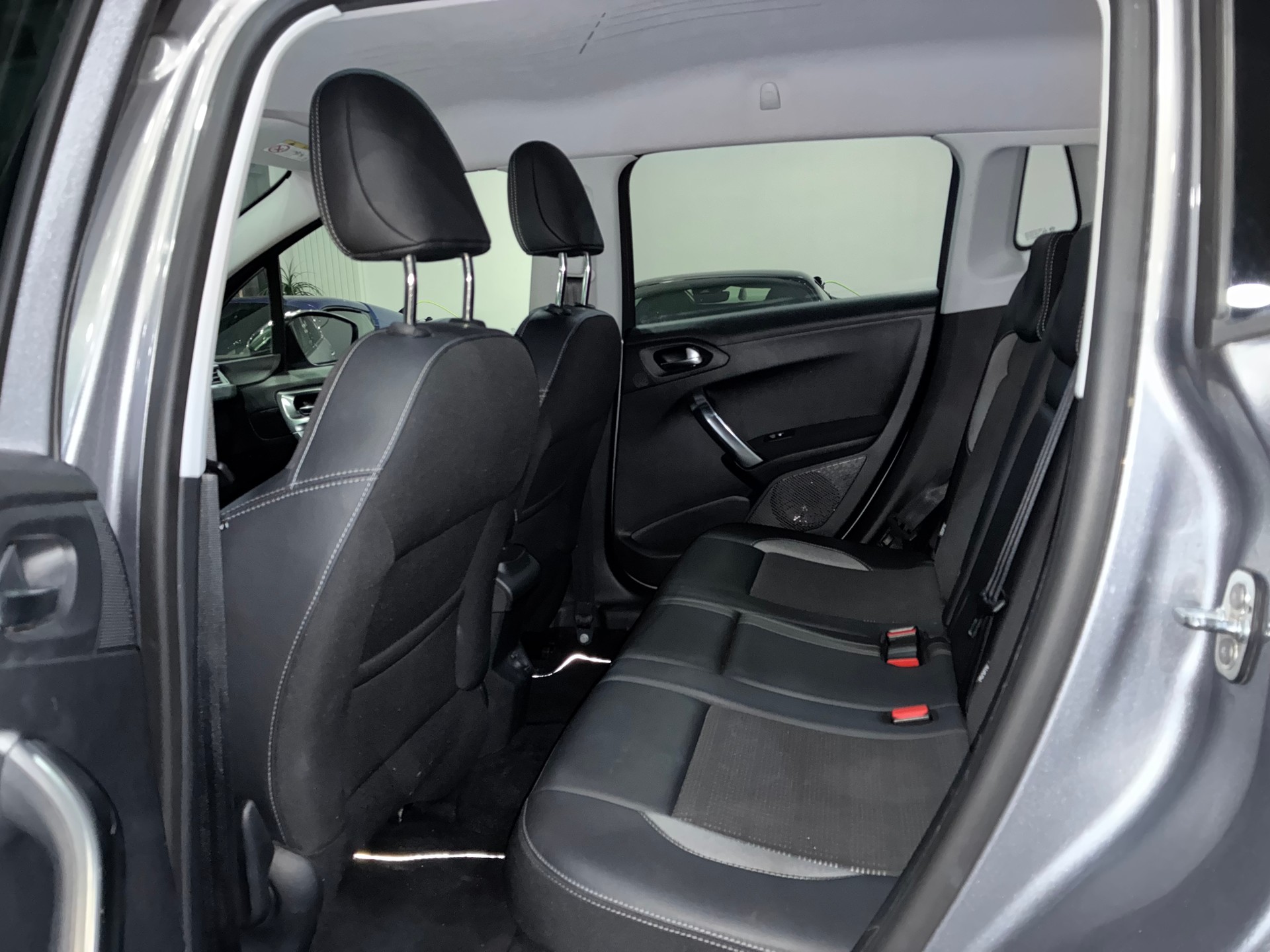 PEUGEOT 2008 1.2 PureTech Allure EAT6-image-10