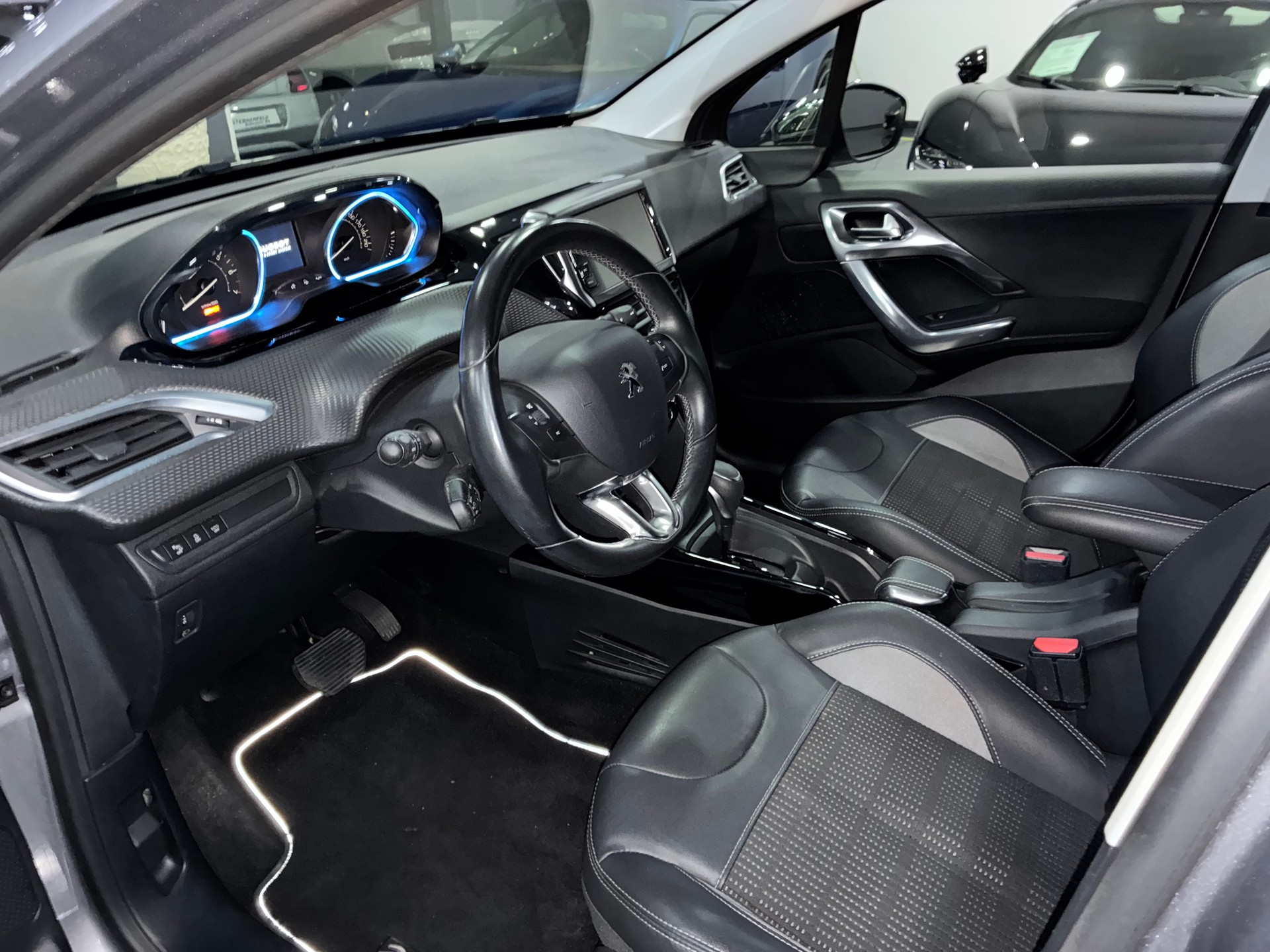 PEUGEOT 2008 1.2 PureTech Allure EAT6-image-11