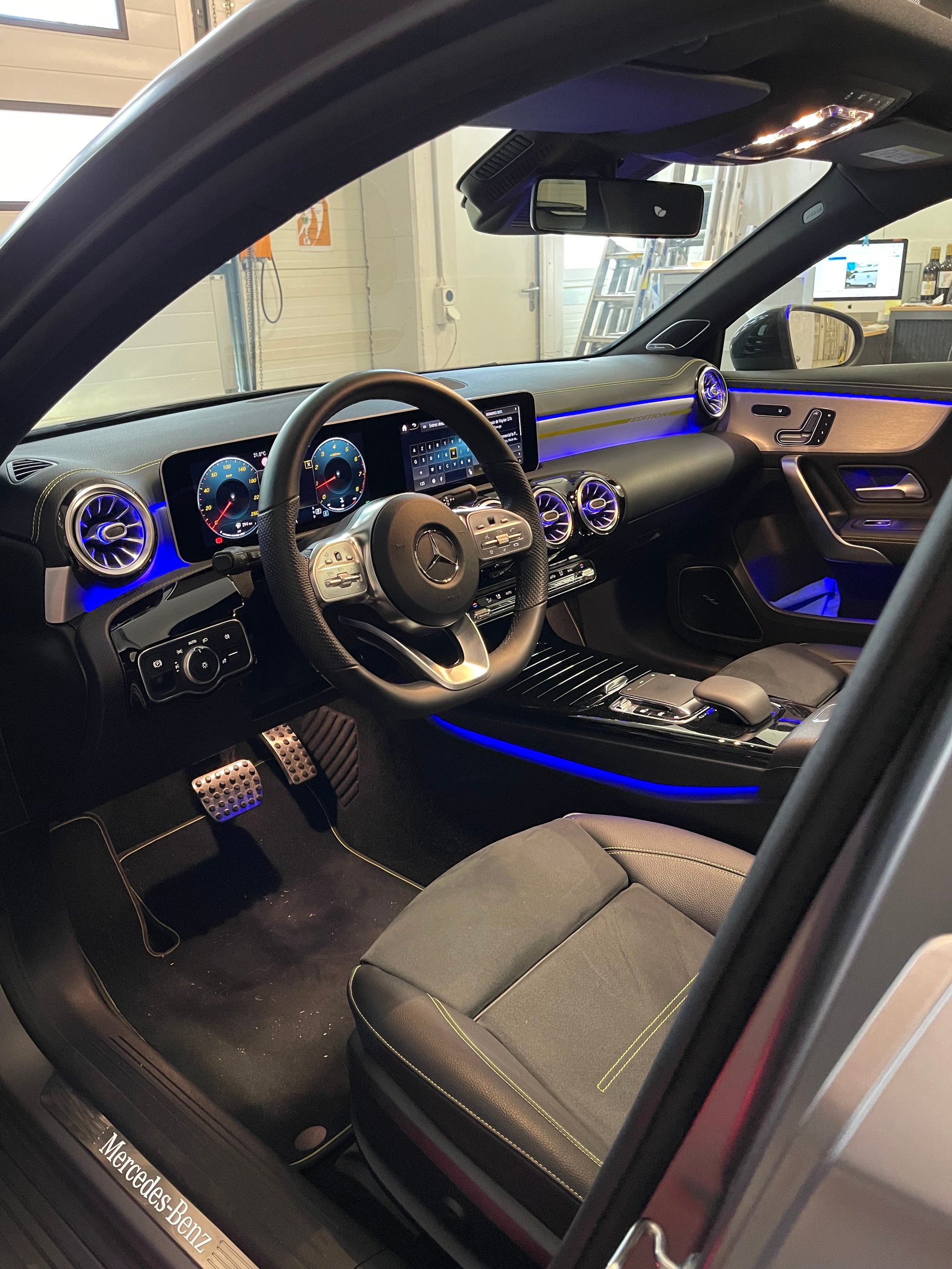 MERCEDES-BENZ A 200 AMG Line 7G-DCT-image-4