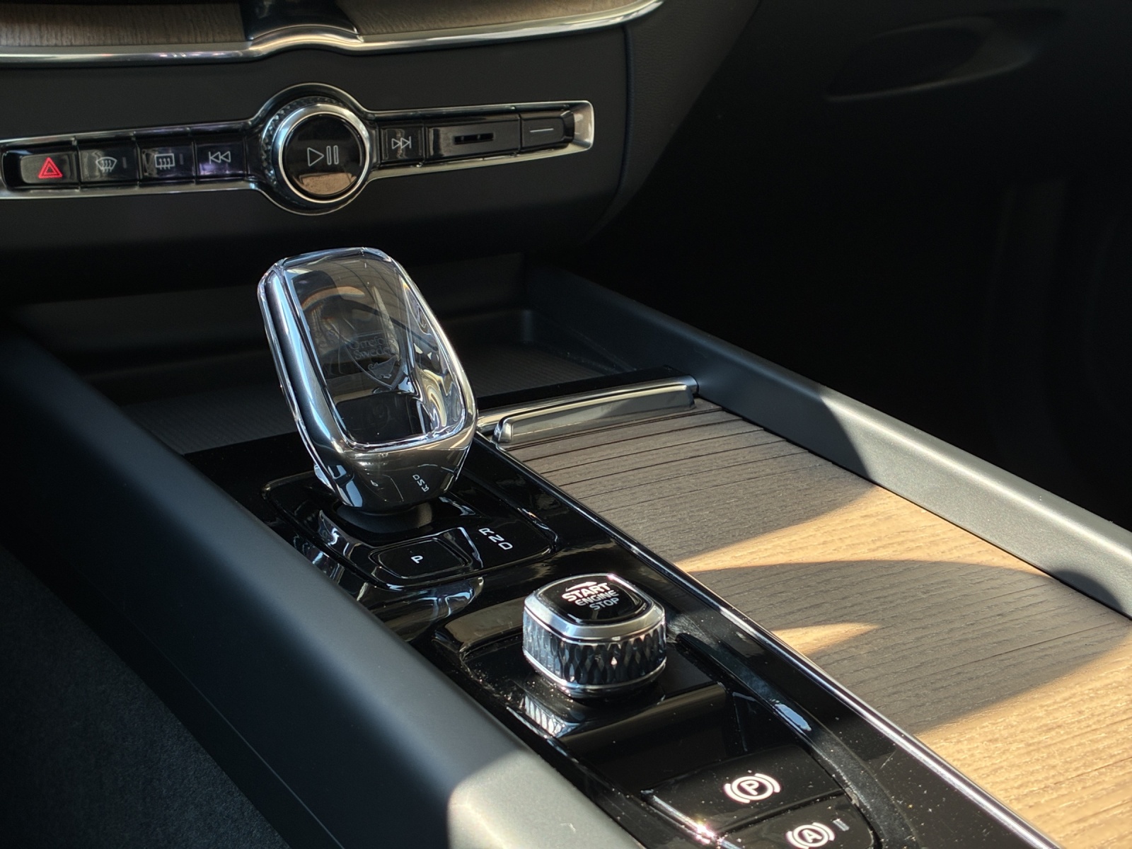 VOLVO XC60 2.0 T8 TE Plus Dark eAWD-image-17