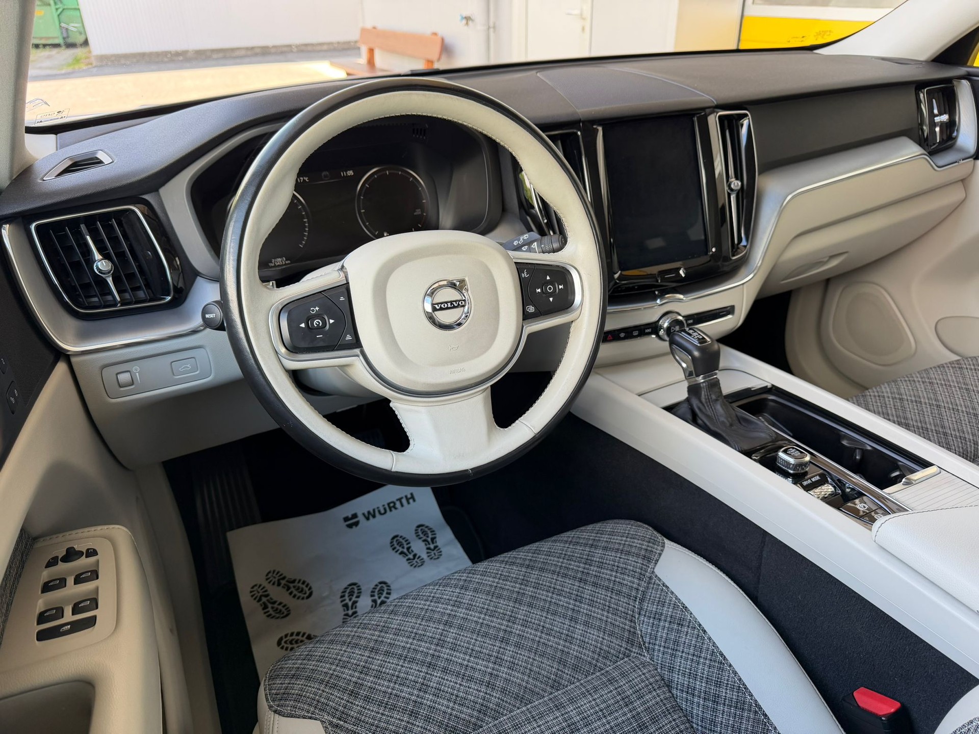 VOLVO XC60 D5 AWD Momentum Geartronic-image-6