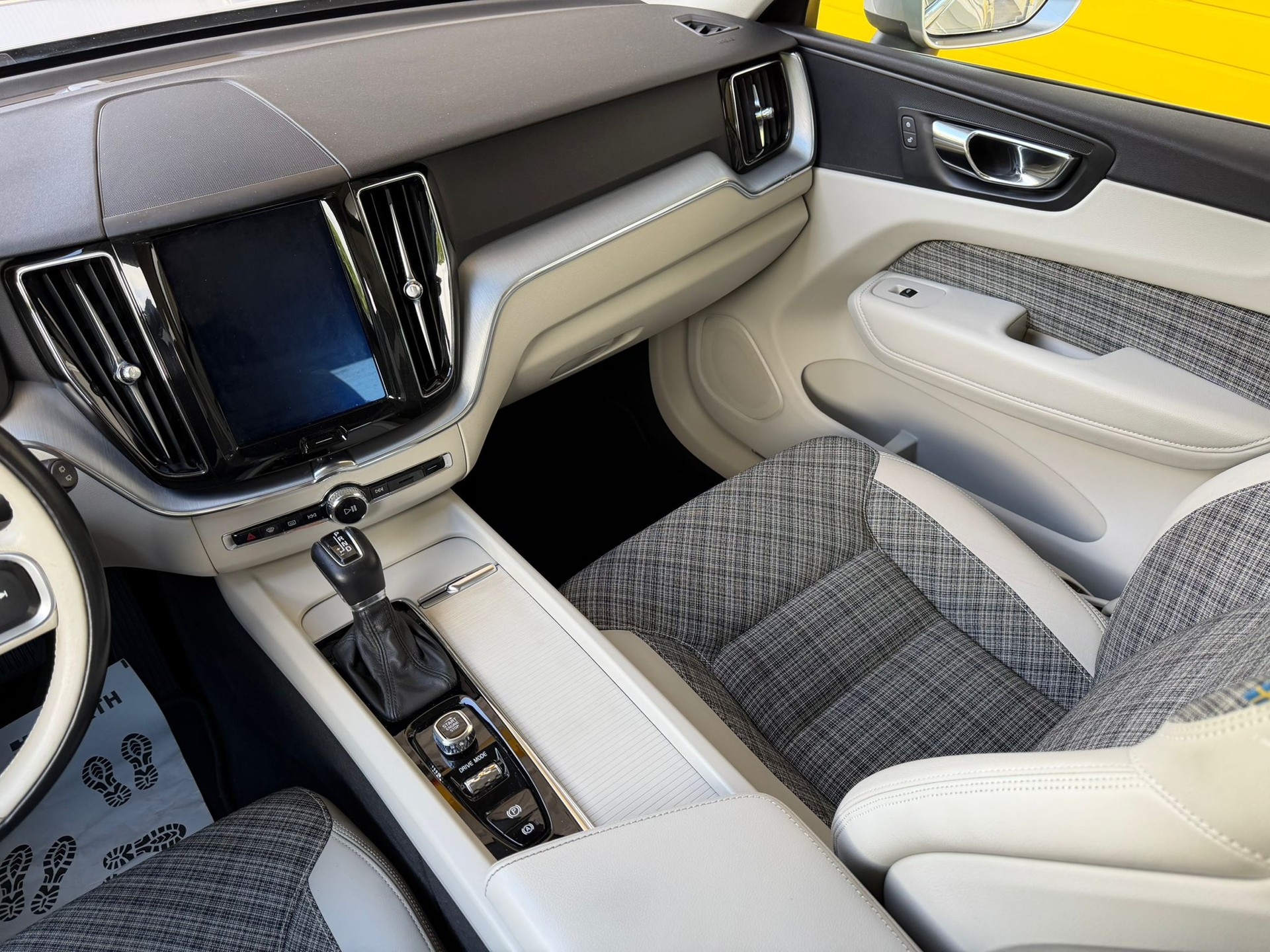 VOLVO XC60 D5 AWD Momentum Geartronic-image-8