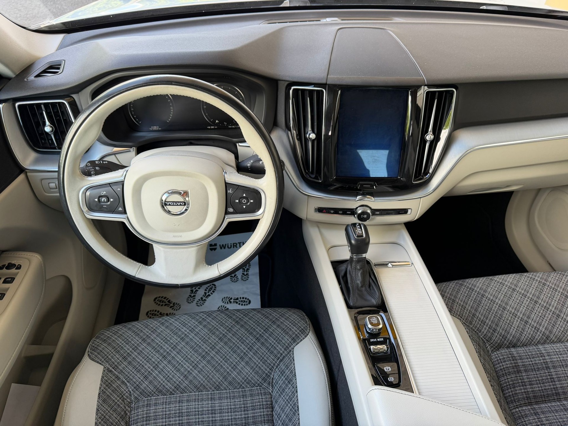 VOLVO XC60 D5 AWD Momentum Geartronic-image-7