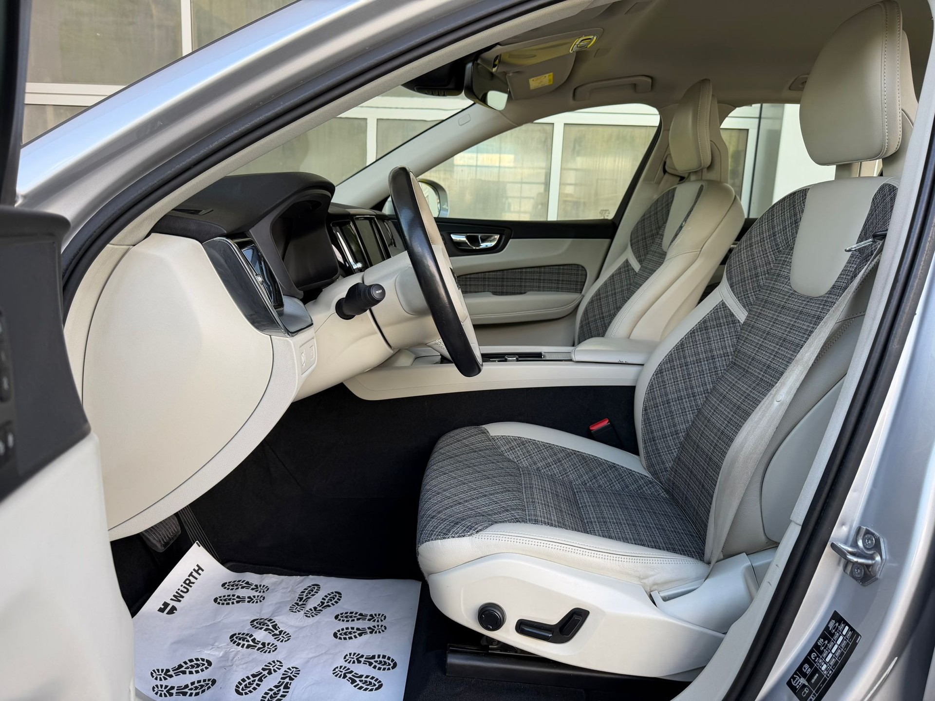 VOLVO XC60 D5 AWD Momentum Geartronic-image-9
