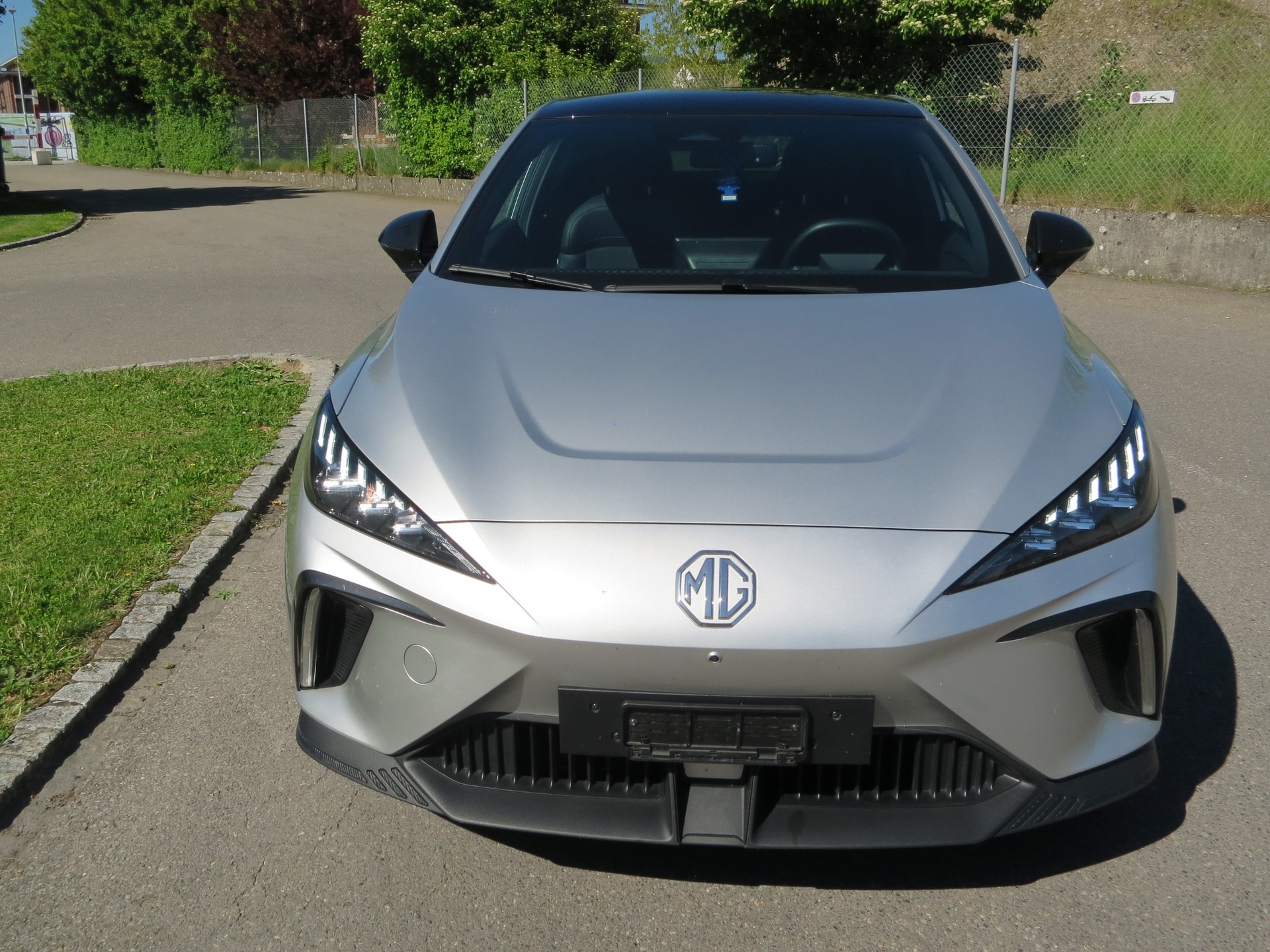 MG 4 EV 64kWh Luxury-image-1