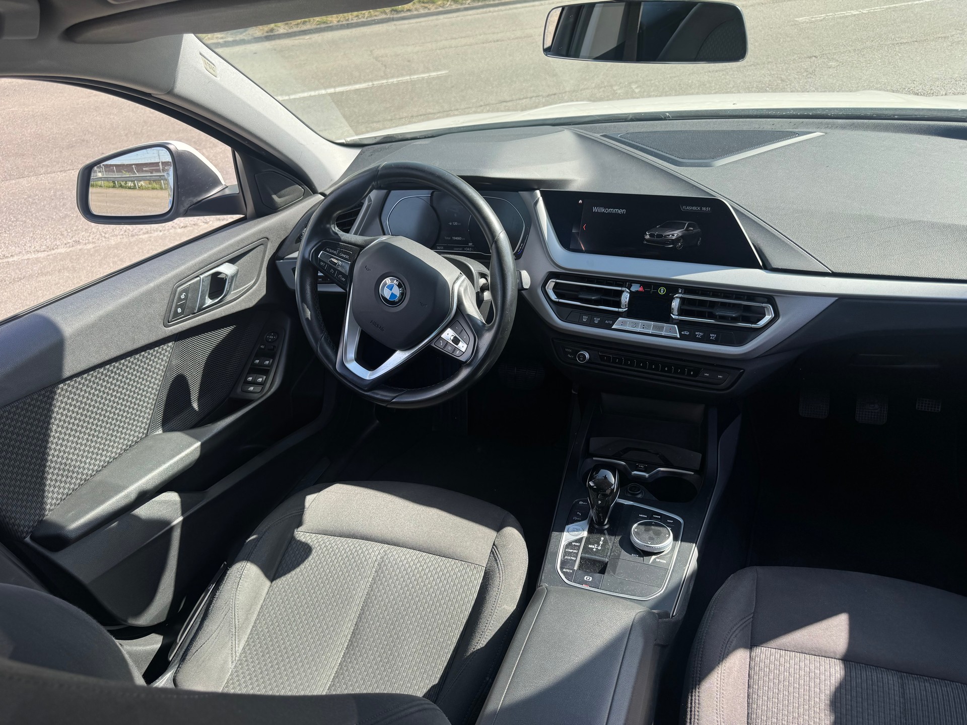 BMW 118i Steptronic Essential Edition-image-9