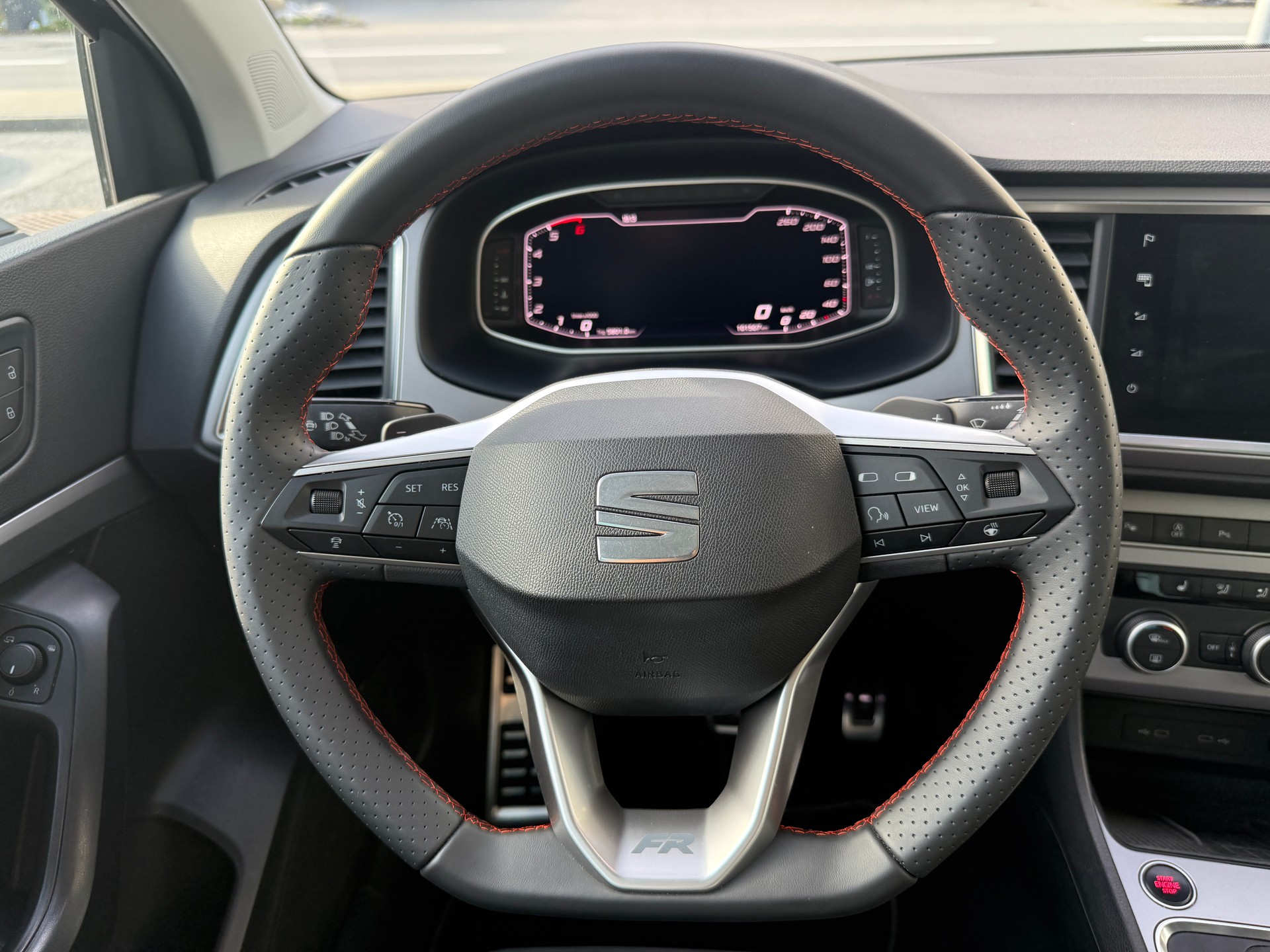 SEAT Ateca 2.0 TDI CR Hola FR DSG 4Drive * 1. HAND * FRISCH MFK * AHK * PANORAMA*-image-17