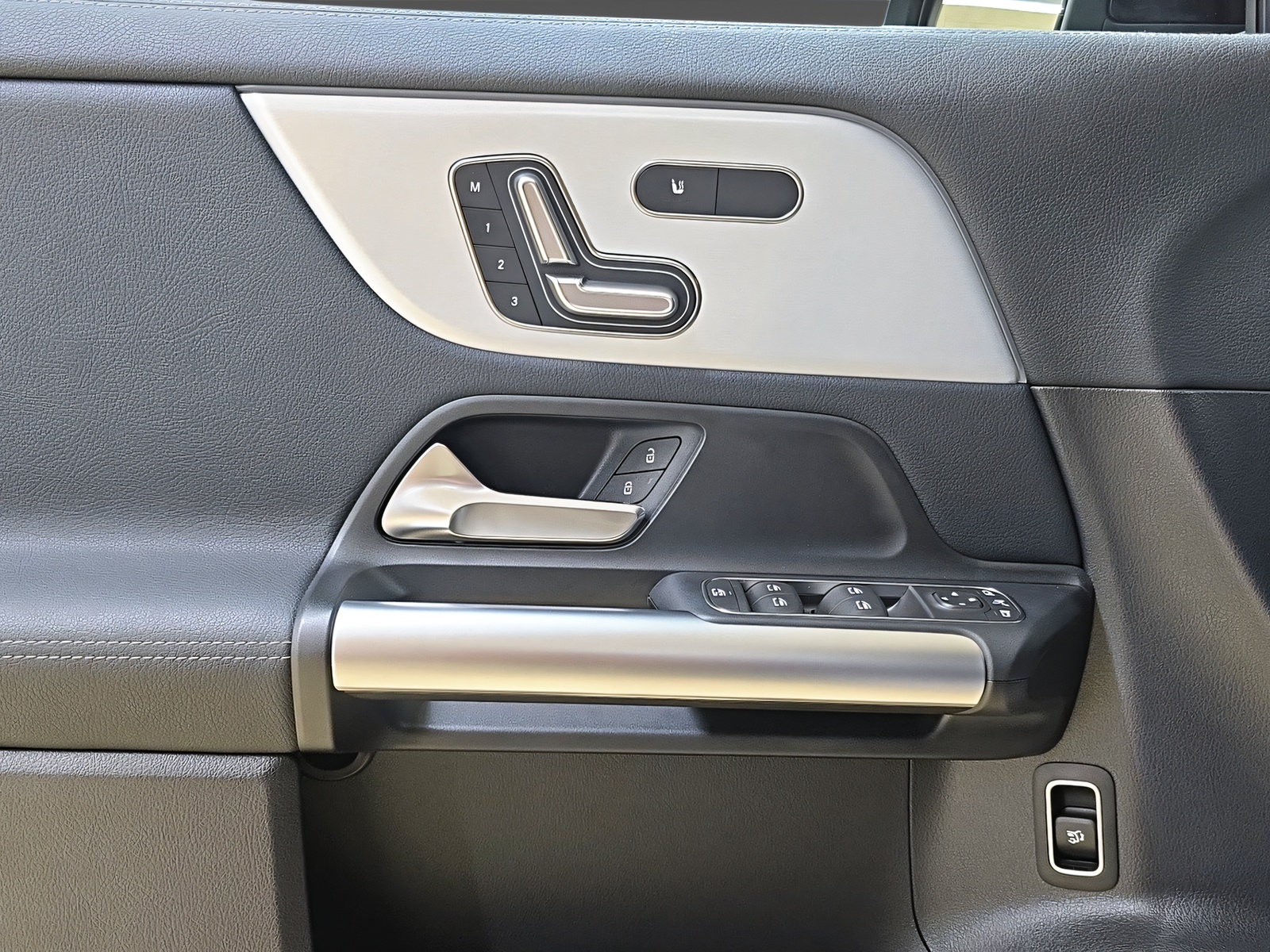 MERCEDES-BENZ EQA 350 4Matic AMG Line-image-12