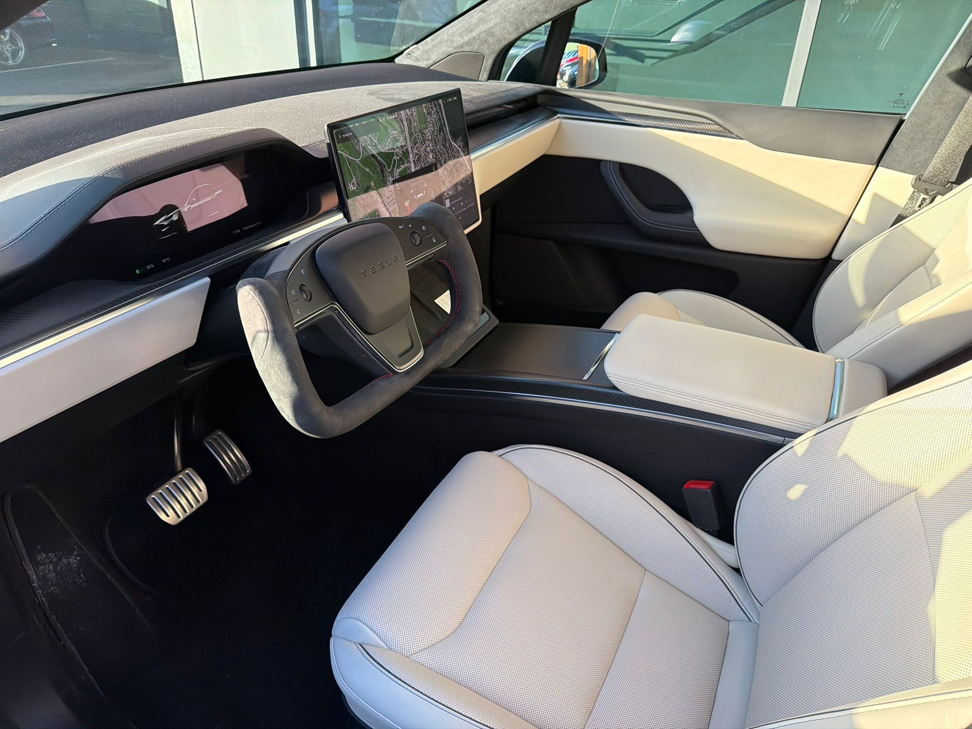 TESLA Model X Plaid-showroom-element-3