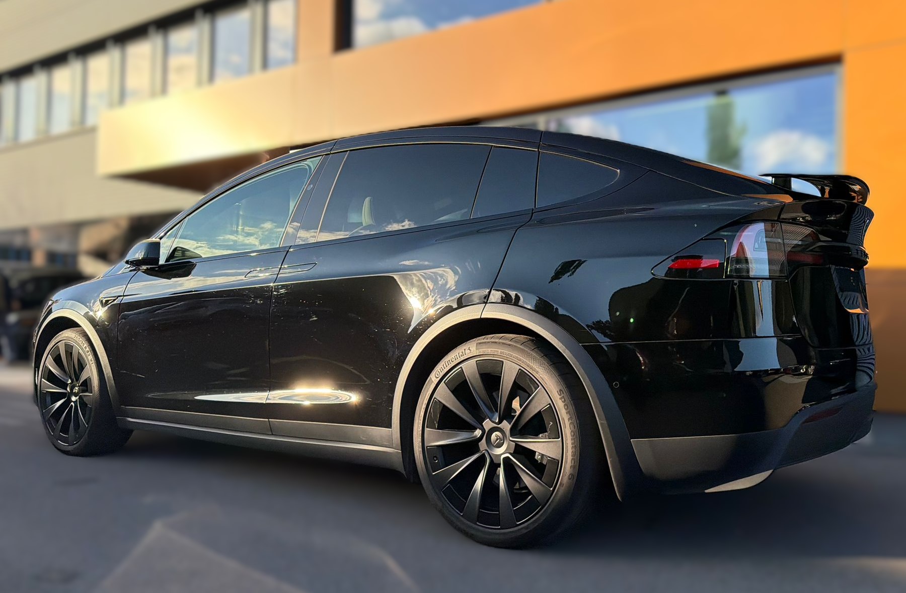 TESLA Model X Plaid-image-9